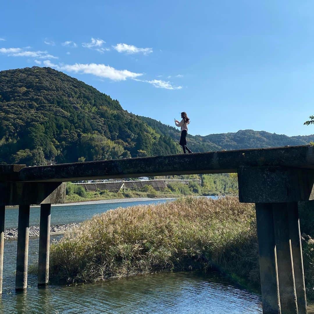 内田有理さんのインスタグラム写真 - (内田有理Instagram)「名越屋沈下橋✨怖くないですか？ 私いるのわかりますか？ 街灯なくて、ガードレールもなくて、 けど、車通るんです🚗 真っ暗闇…考えると怖い😱 #高知観光　#kochiprefecture」11月28日 0時10分 - yuriuchida1018