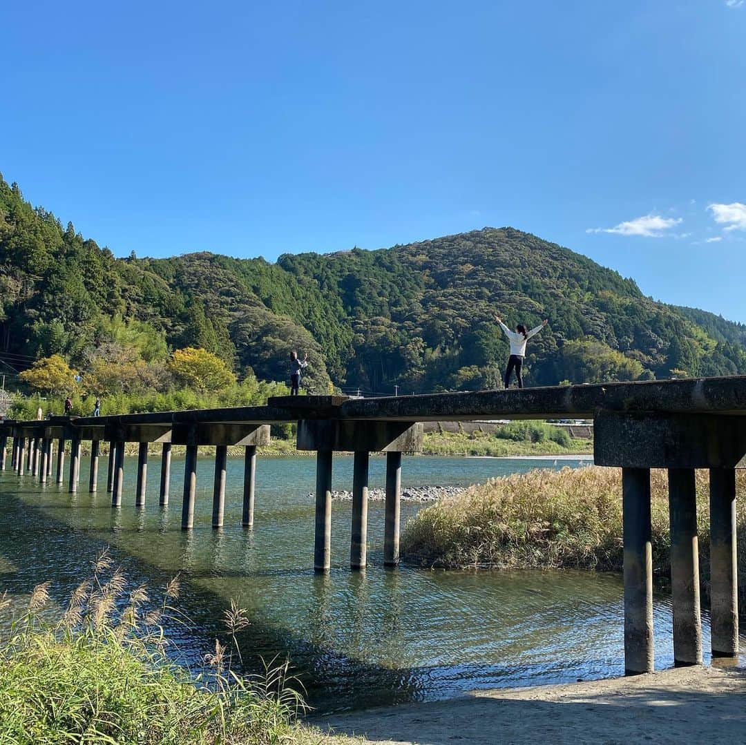 内田有理のインスタグラム：「名越屋沈下橋✨怖くないですか？ 私いるのわかりますか？ 街灯なくて、ガードレールもなくて、 けど、車通るんです🚗 真っ暗闇…考えると怖い😱 #高知観光　#kochiprefecture」