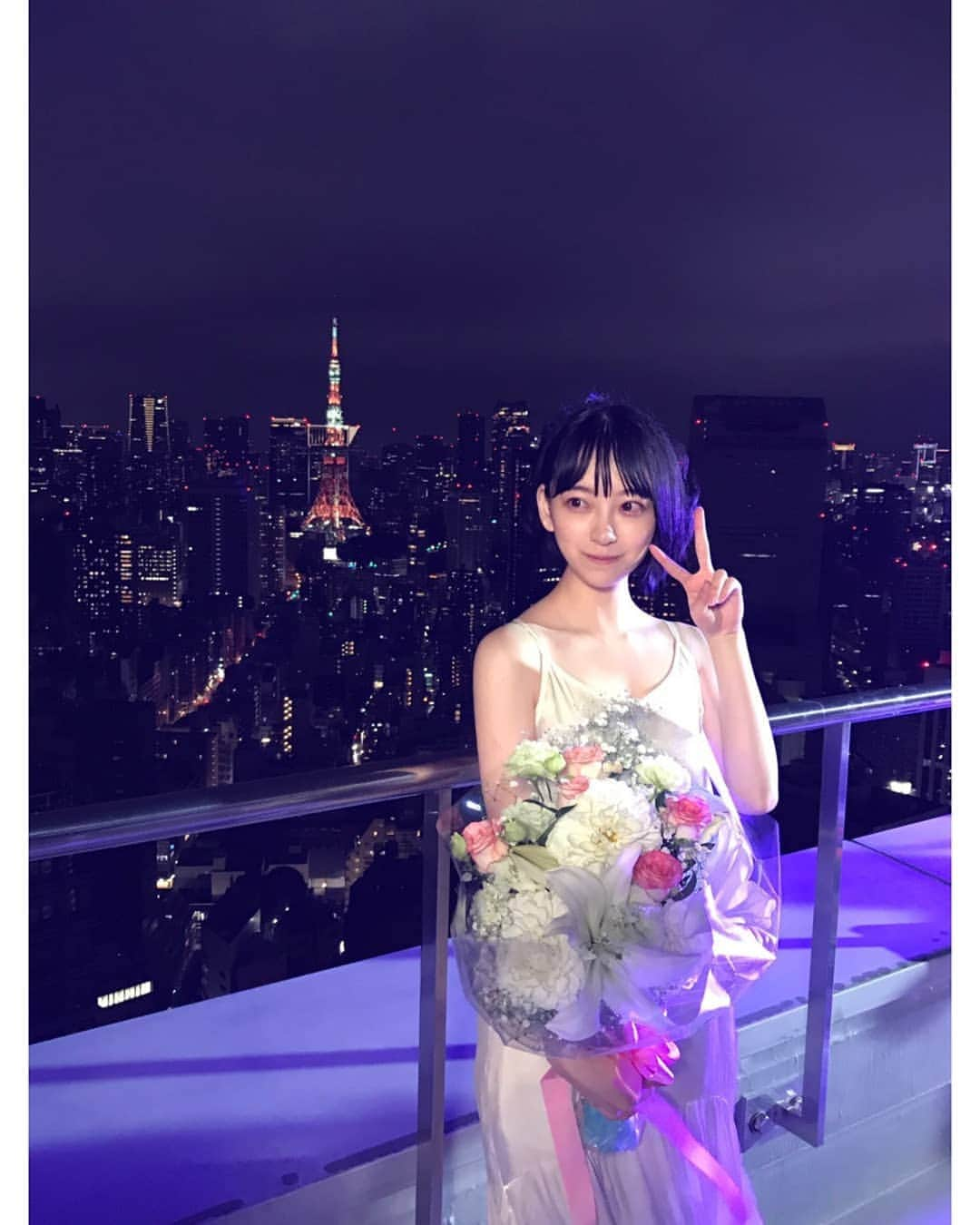 堀未央奈のインスタグラム：「#応援してくださるみなさんへ 乃木坂46 堀未央奈 公式ブログ 2020/11/27 23:59  先日発表されました26枚目シングル "僕は僕を好きになる" の 活動をもって、乃木坂46を卒業します  卒業については前々から考えていて、 スタッフさんとも何度も話を重ね、 時期が決まったのは夏頃でした そしてメンバーには今回の選抜発表前に、 みなさんにはこのタイミングで お伝えさせていただきました  今日、11月27日は私にとって特別な日 今から7年前の2013年11月27日は 初めてセンターを務めさせていただいた 初めての選抜参加楽曲"バレッタ"の発売日です  加入して半年、右も左もわからない 研究生だった私が突然センターを任され 何度もプレッシャーに押し潰されそうになったし 逃げたくなったし辛かったけど ファンの皆さんが励まして応援してくださり、 メンバーが支えてくれて16.17歳ながらに たくさんのことを学べた時期です  正直、2013年〜2021年の このアイドル人生は 楽しかった事ばかりではないし 現実の厳しさをたくさん目の当たりにしました ありのままの自分で立っているからこそ 自分自身の身が削られていく感覚も たくさんあったしいろんな葛藤が毎日ありました でも、歌やダンスが好きになって ライブも苦手意識が初めはあったけど大好きになって 人見知りやネガティブ思考もなおり、 自分を表現することやお芝居の楽しさも知って 自分や周りを守る強さが必要なこと、 支えてくれる人を大切にしないといけないこと、 諦めないこと、貫き通すこと、 なんでも楽しむこと、乗り越えられない壁はないこと  たくさんの感情、景色、人、自分に 出会う事ができました  私の青春は間違いなく乃木坂46だったし 乃木坂46に入ることができて本当によかったです すごくラッキーガールだなと思います  卒業後は、1からお芝居をしていきたいと思います  この夢に出会えたのもいろんなMV撮影で いろんな監督さんに出会って映画やドラマも 経験させていただいて、今の私が1番やりがいを持って ぶつかれる事だなと確信したからです。 言い回しも、表情も、何もかもまだ勉強途中で 苦手意識さえもまだあるけれど、 追求していきたいし乗り越えたいって思えます  たくさんの人に何かを届けられる人になりたいです それは乃木坂46にいた時と変わらない気持ち． 乃木坂46で学んだこと、素敵な思い出を胸に、 来年からは新たな一歩を踏み出したいと思います  わたしには3つ 心残りがありました。 1つめは歌に苦手意識がまだあって、 そんな歌を楽しく歌って終わりたかったということ 2つめは大好きなダンスを もっともっとしたかったということ 3つめは応援してくださるファンの皆さんに なにか恩返しをしたかったということ 2度目のセンター待ってるね、ソロ曲聴きたいよ、 などと期待してくださった方に 私は在籍中なにか恩返しできたのかなって  でもね、最後に夢が叶いました． 初主演映画でご一緒させていただいた 山戸結希監督が最初で最後のソロ曲MVを 撮ってくださいました わたしの気持ちを全てを、山戸監督が 汲み取り、繋ぎ合わせてくださった数分間です  YouTubeにも先程UPされましたが、、 よかったら、見てください youtu.be/kj8kpQhiZpM  今までありがとうございました! 最後まで私らしく楽しみます!  乃木坂46が、応援してくださる皆さんが、 本当に大好きです☺  2020.11.27 乃木坂46 2期生  堀未央奈  http://blog.nogizaka46.com/miona.hori/smph/2020/11/058857.php #卒業 #堀未央奈卒業 #堀未央奈 #HoriMiona #みおな #乃木坂46 #2期生」