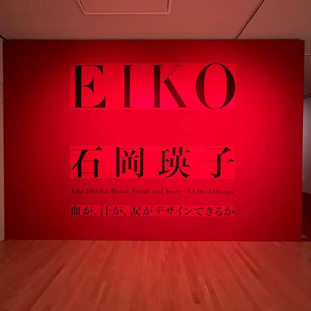 林信行さんのインスタグラム写真 - (林信行Instagram)「圧巻だった。 #石岡瑛子展 血が、汗が、涙がデザインできるか  石岡瑛子 血が、汗が、涙がデザインできるか　　　 2020年11月14日（土）－ 2021年2月14日（日） 東京都現代美術館  https://www.mot-art-museum.jp/exhibitions/eiko-ishioka/  Eiko Ishioka: Blood, Sweat, and Tears — A Life of Design at Museum of Contemporary Art Tokyo  She seeded the energy into Shibuya culture. Perfectionists such as Miles Davis, Francis Ford Coppola, Björk, and Tarsem Singh longed to work with her. You will regret it, if you miss this exhibition!  前半は、魂の躍動を感じさせるグラフィックデザイナーを紹介する展覧会。 後半は、誰も見たことがないのに誰もが見たことがある奥深い世界観を感じさせるコスチュームデザイナー石岡瑛子の展覧会。  2つの展覧会が1つになったようなボリューム、見応え。 サブタイトルは大袈裟ではない。まさにその通りの熱量が、館内に流れ続ける石岡の肉声からも響き渡ってくるすごい展覧会だった。  前半は昨今、目にすることが少なくなった野性味が放つ強い美しさを感じた。 特に冒頭、渋谷パルコの一連のポスターは強烈だ。 そうだった。昔の渋谷はオトナコドモの街ではなく、ちょっとませた若者の街で、とてつもなくエネルギッシュだったことを思い出した。  いわゆるグラフィックデザイナーっぽさを感じさせる仕事も行いながらも、「ただクライアントの要望を満たす」だけの仕事には収まりきることができない石岡さんの溢れ出すエネルギーが、舞台演出などの形で爆発し、その創造性を発揮するには日本では窮屈になり過ぎてNew Yorkへと飛び出し、銀幕のスターや完璧主義者のイメージ強いMiles DavidのTu Tuのアルバムまで手掛けと活躍は加速をしても止まることを知らない。  ２フロア構成の展覧会、コスチュームデザイナーとしての石岡瑛子の紹介が主となる展示の１番目は映画「The Cell」だった。個人的に猟奇的な映画はあまり得意ではないが、予告編などで見た衣装の素晴らしさ、世界観の凄さに当てられてiTunesで即決で買ってしまった映画の１つだ。そのターセム・シン監督とは意気投合をして３本の映画で協力していたことを知った。  展覧会では、その際のコスチュームデザインや、コスチュームを起点に映画の世界観までつくることになった指示書なども展示されているのだが、１つ１つの絵に描かれた言葉が日本語でも、英語でも、初期の資生堂やパルコの仕事と同じままの熱量で書かれていることに圧倒される。  とにかくすごい展覧会だった。 １人でも多くの人に見てもらいたい。 若い世代に伝わるのかは、少々心配だったが、展覧会で多くの若い人を見かけたことで「きっと伝わる」という希望を感じた。  デジタル化時代、0と1の狭間に消えてしまうことの多い魂のバイブレーション。 その大事さを改めて認識させてくれる展覧会で、「DX」が流行り言葉のようにささやかれ、ますますデジタル化が進む今だからこそ、余計にしっかりと見て、感じて欲しい展覧会だと思った。  プレス内覧会に行きそびれ、広報用写真の入手方法を調べないまま週末に突入してしまったので、入り口の写真だけでお許しください。 広報写真が手に入ったらFacebookの投稿に加えておきます。  #石岡瑛子 #東京都現代美術館 #MOTmuseum #EikoIshioka #MuseumOfContemporaryArtTokyo」11月28日 0時11分 - nobihaya