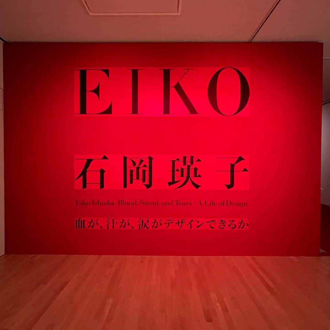 林信行のインスタグラム：「圧巻だった。 #石岡瑛子展 血が、汗が、涙がデザインできるか  石岡瑛子 血が、汗が、涙がデザインできるか　　　 2020年11月14日（土）－ 2021年2月14日（日） 東京都現代美術館  https://www.mot-art-museum.jp/exhibitions/eiko-ishioka/  Eiko Ishioka: Blood, Sweat, and Tears — A Life of Design at Museum of Contemporary Art Tokyo  She seeded the energy into Shibuya culture. Perfectionists such as Miles Davis, Francis Ford Coppola, Björk, and Tarsem Singh longed to work with her. You will regret it, if you miss this exhibition!  前半は、魂の躍動を感じさせるグラフィックデザイナーを紹介する展覧会。 後半は、誰も見たことがないのに誰もが見たことがある奥深い世界観を感じさせるコスチュームデザイナー石岡瑛子の展覧会。  2つの展覧会が1つになったようなボリューム、見応え。 サブタイトルは大袈裟ではない。まさにその通りの熱量が、館内に流れ続ける石岡の肉声からも響き渡ってくるすごい展覧会だった。  前半は昨今、目にすることが少なくなった野性味が放つ強い美しさを感じた。 特に冒頭、渋谷パルコの一連のポスターは強烈だ。 そうだった。昔の渋谷はオトナコドモの街ではなく、ちょっとませた若者の街で、とてつもなくエネルギッシュだったことを思い出した。  いわゆるグラフィックデザイナーっぽさを感じさせる仕事も行いながらも、「ただクライアントの要望を満たす」だけの仕事には収まりきることができない石岡さんの溢れ出すエネルギーが、舞台演出などの形で爆発し、その創造性を発揮するには日本では窮屈になり過ぎてNew Yorkへと飛び出し、銀幕のスターや完璧主義者のイメージ強いMiles DavidのTu Tuのアルバムまで手掛けと活躍は加速をしても止まることを知らない。  ２フロア構成の展覧会、コスチュームデザイナーとしての石岡瑛子の紹介が主となる展示の１番目は映画「The Cell」だった。個人的に猟奇的な映画はあまり得意ではないが、予告編などで見た衣装の素晴らしさ、世界観の凄さに当てられてiTunesで即決で買ってしまった映画の１つだ。そのターセム・シン監督とは意気投合をして３本の映画で協力していたことを知った。  展覧会では、その際のコスチュームデザインや、コスチュームを起点に映画の世界観までつくることになった指示書なども展示されているのだが、１つ１つの絵に描かれた言葉が日本語でも、英語でも、初期の資生堂やパルコの仕事と同じままの熱量で書かれていることに圧倒される。  とにかくすごい展覧会だった。 １人でも多くの人に見てもらいたい。 若い世代に伝わるのかは、少々心配だったが、展覧会で多くの若い人を見かけたことで「きっと伝わる」という希望を感じた。  デジタル化時代、0と1の狭間に消えてしまうことの多い魂のバイブレーション。 その大事さを改めて認識させてくれる展覧会で、「DX」が流行り言葉のようにささやかれ、ますますデジタル化が進む今だからこそ、余計にしっかりと見て、感じて欲しい展覧会だと思った。  プレス内覧会に行きそびれ、広報用写真の入手方法を調べないまま週末に突入してしまったので、入り口の写真だけでお許しください。 広報写真が手に入ったらFacebookの投稿に加えておきます。  #石岡瑛子 #東京都現代美術館 #MOTmuseum #EikoIshioka #MuseumOfContemporaryArtTokyo」