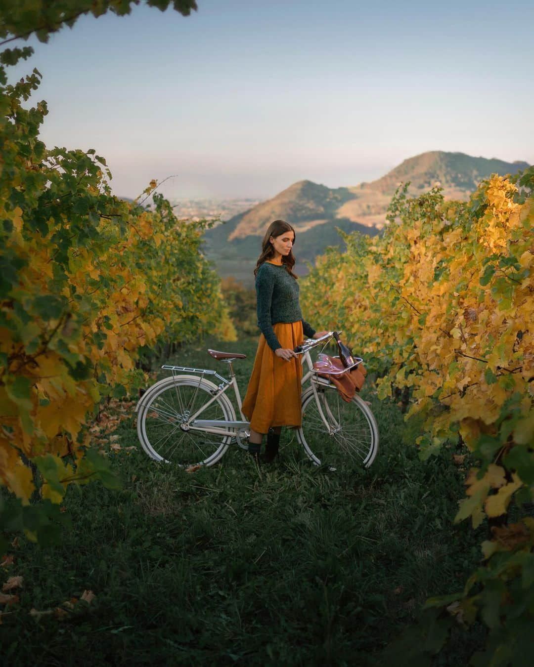 Simone Bramanteのインスタグラム：「{ Soft Hills of Elegance } • This year I have worked many times in this area of Northern Italy, finding unplanned emotions.  As in this case, in the middle of a vineyard, to be inspired by the words of Petrarca, a traveler poet, when he describes Italy -  'The beautiful country that starts from the Apennines surrounded by the sea and the Alps’ - and leaves me tied to this placid and elegant area, made of soft shapes, vineyards and greenery in every corner, as if it were a long dream away from the busy sounds of the flat land.  From a recent creative series made with and for @proseccoDOC and @proseccodoc_usa an excellent cultural and productive identity of Veneto and Friuli Venezia Giulia.  #DrinkPink #ItalianGenio #ProseccoDOC #adv」