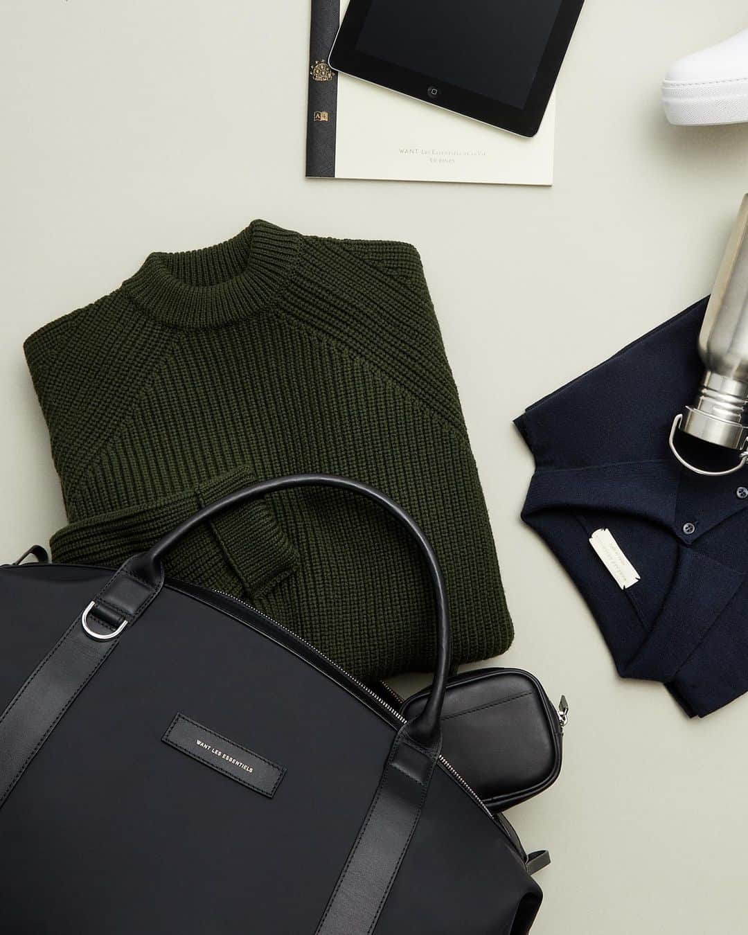 ウォントのインスタグラム：「Pieces for an easy winter getaway. Our unisex knitted sweaters perfectly packed into the Kelowna holdall.  #wantlesessentiels」