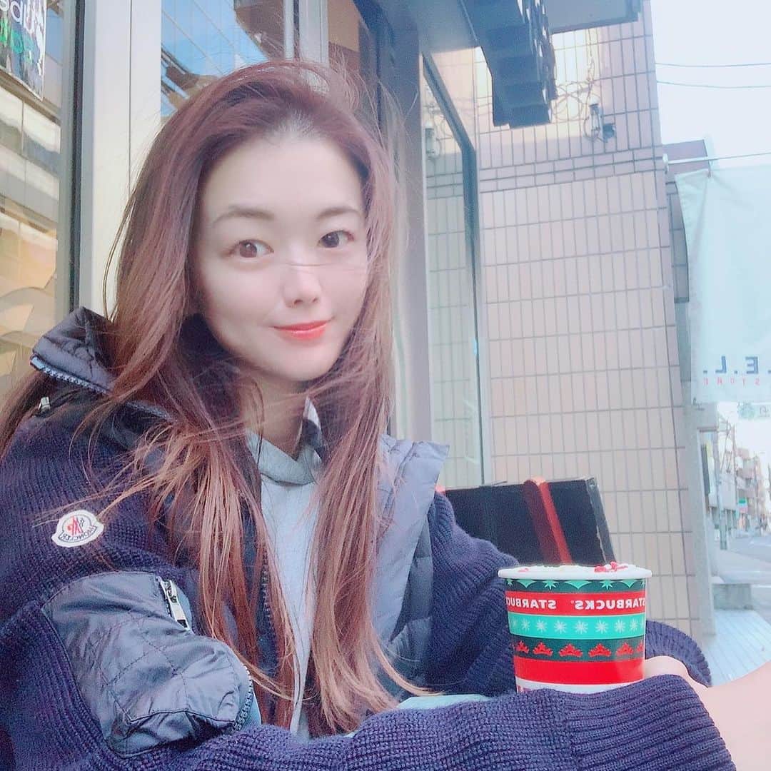 のインスタグラム：「We shall never know all the good that a simple smile can do☺️  ちょっとした笑顔が可能にするすべての良いことを私たちは知らない🙌  ☕️❄️✨✨✨  #starbucks #スタバ#starbuckscoffee#coffee#冬のコーヒー#コーヒータイム」