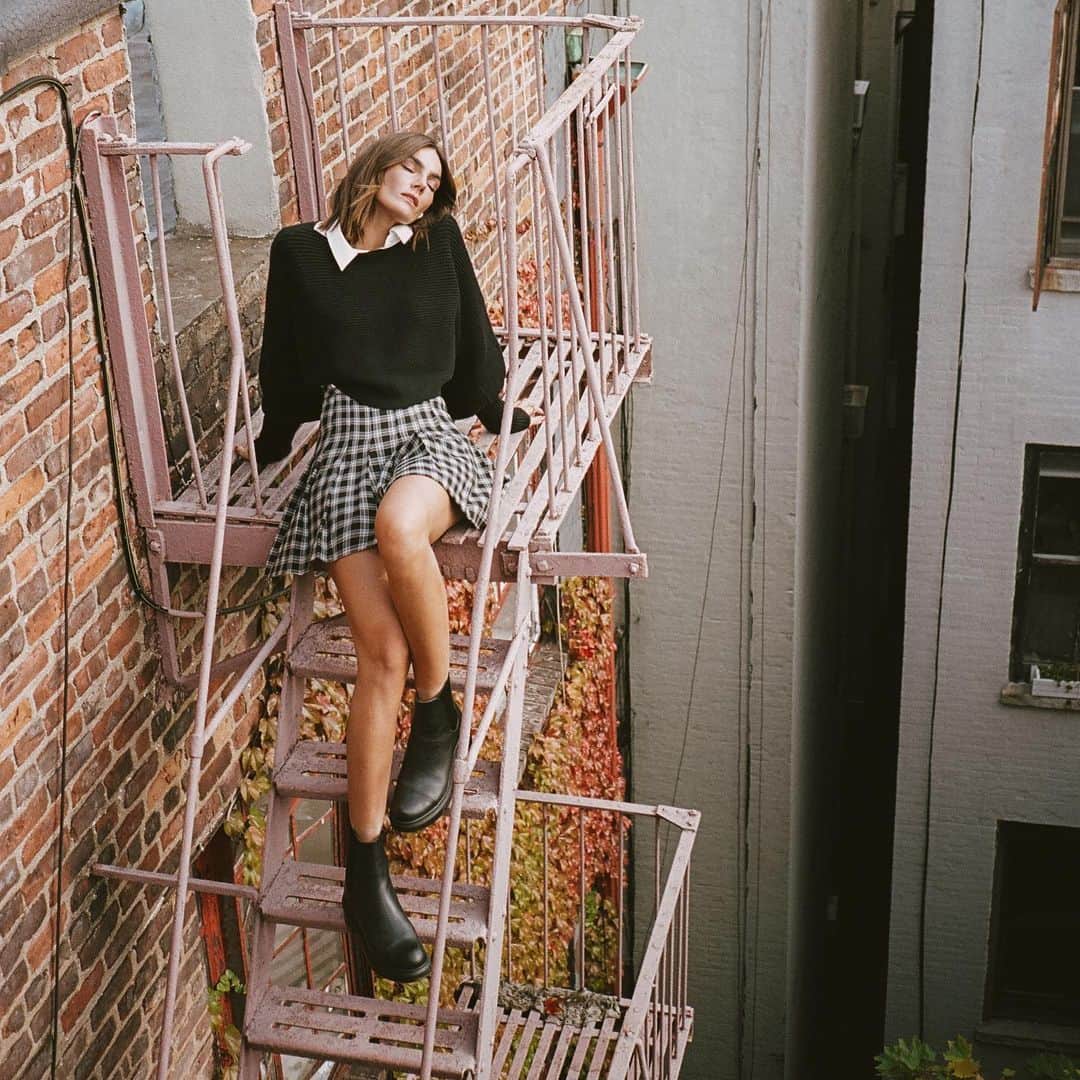 Saks Fifth Avenueさんのインスタグラム写真 - (Saks Fifth AvenueInstagram)「Take a style cue from @tezza and take your @stuartweitzman Norah lug-sole boots to new heights this season. #10022SHOE」11月28日 0時19分 - saks