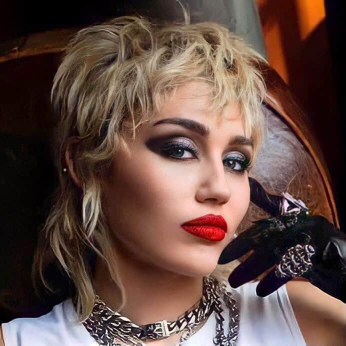 ビリー・レイ・サイラスのインスタグラム：「Congratulations @mileycyrus! #PlasticHearts is out NOW!」