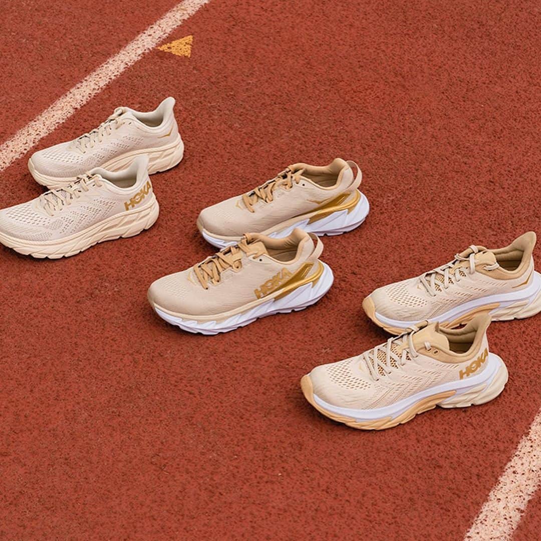 ホカオネオネのインスタグラム：「At HOKA, we believe everyone is an athlete. And if you’re an athlete, you’re seeking a goal, or chasing an achievement. Trying something new, a personal best, a first finish – whatever it is, this new limited-edition collection celebrates that chase and those goals.   It celebrates a world of athletes moving together toward the best version of themselves. ​  It’s time to chase your gold ✨ It’s Time to Fly™. #TimeToFly​」