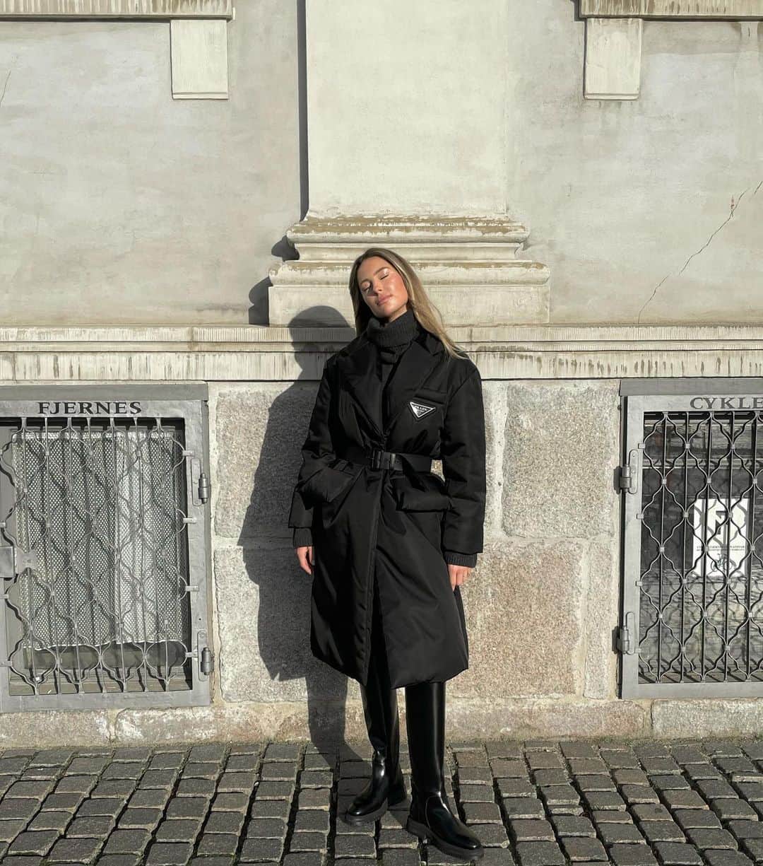 Mathilde Goehlerのインスタグラム：「When the sun is finally out, I’m out 🖤 reklame/tags」