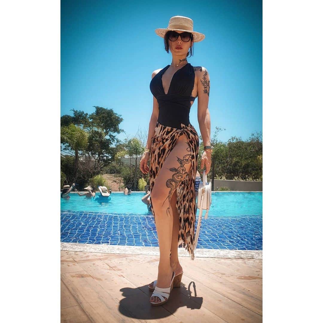 Anna Vargasのインスタグラム：「Só porque amei de paixão esse look. 😎🍹 . #cascavel5 #operacaocascavel #ilhasdolago #caldasnovas #beach #summer #poolparty #swimwear #classy」