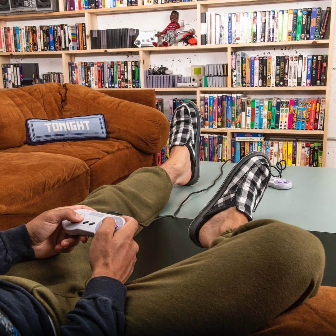 サヌークのインスタグラム：「No need to stress this Black Friday. Cruise on over to Sanuk.com for up to 50% off (+ gift with purchase) then get back to Super Mario. #Sanuk #BlackFriday」