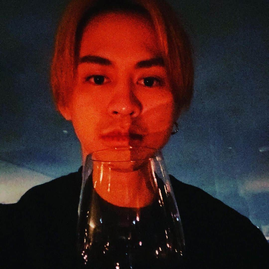 中垣悟さんのインスタグラム写真 - (中垣悟Instagram)「⇨⇨⇨ 誕生日お祝いしてくださった皆様ありがとうございました。 まだまだ未熟と思いながらも早いもので30歳を迎えました。 日頃から皆さんの支えあってなんとか生きてこれました。本当にありがとうございます。 皆様には迷惑をかけてばかりの人間ですし、学はないし、大人としても、ミュージシャンとしてもまだまだの僕です。  しかし さすがに大人なので、大人としての立ち振る舞い、言葉遣い、マナーなど見つめ直そうと思います。 そんな事を考えながらも、 誕生日から少し背伸びしたような場所でマイメンに祝って頂きました。少しオシャレすぎんかワシ…いや、30代に突入したんやからそんな場所さえ似合う男になるねんと言わんばかりの場所、シュチュエーションで祝って頂きました。 もちろんそこで出た言葉は . 「うーわヤッバ、このワインくそうめぇじゃん」 . でした。まじ卍 . #いや言葉遣い #未熟者 #ならずもの #デスペラード #わいどんちゅーかむとぅーよーせんすぃす #誕生日 #バースデー #同じ誕生日は #ブルースリー #exochanyeol  #ロックリー #杉田かおる #小室哲哉 #ジミヘンドリックス」11月28日 0時28分 - freak_satorunakagaki