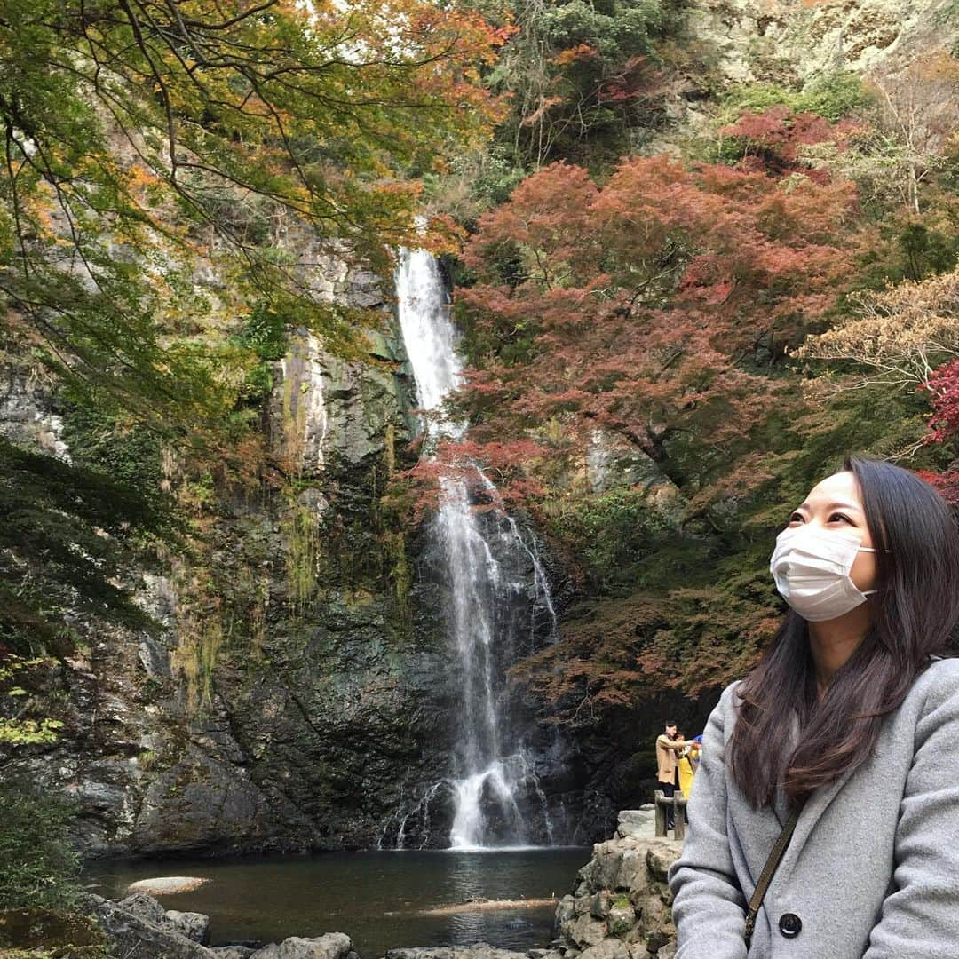 空まどかのインスタグラム：「Happy thanksgiving! 🍁✨ Thanksgiving Dayの由来は、当時アメリカに渡ってきたイギリス人が野菜や麦の種を撒いて畑を作ったけど土壌に合わず、飢えでグループの半分の人々が死んでしまったんだけど、そこで先住民族の人たちが彼らに食糧や物資を提供したり、狩りの仕方や穀物の栽培方法を教えたおかげで次の年には収穫ができたから、そのお礼で先住民の方を呼んでパーティーをしたことが始まりだそう。  パーティーではみんなでターキーを食べたりお祝いをするんだけど、その会の中で感謝してることをみんなに伝えるってのがあるんです。初めてのときはすごく恥ずかしかったけど、(めっちゃ日本人！w)今考えるとすごく素敵なことやんね😌  まずは自然の美しさ、 いつも見守ってくれるご先祖様に、 おかえりって言ってくれる人、 会いたいって言ってくれる人がいること、 ただいまって言える場所があること、 全てに感謝です。  言い出したらキリないけど、刺激的な人生を選んだ自分にも感謝かな。  What are you thankful for?  #happythanksgivingday #thanksgiving #thankyou #minoh #minohfalls #一時帰国」