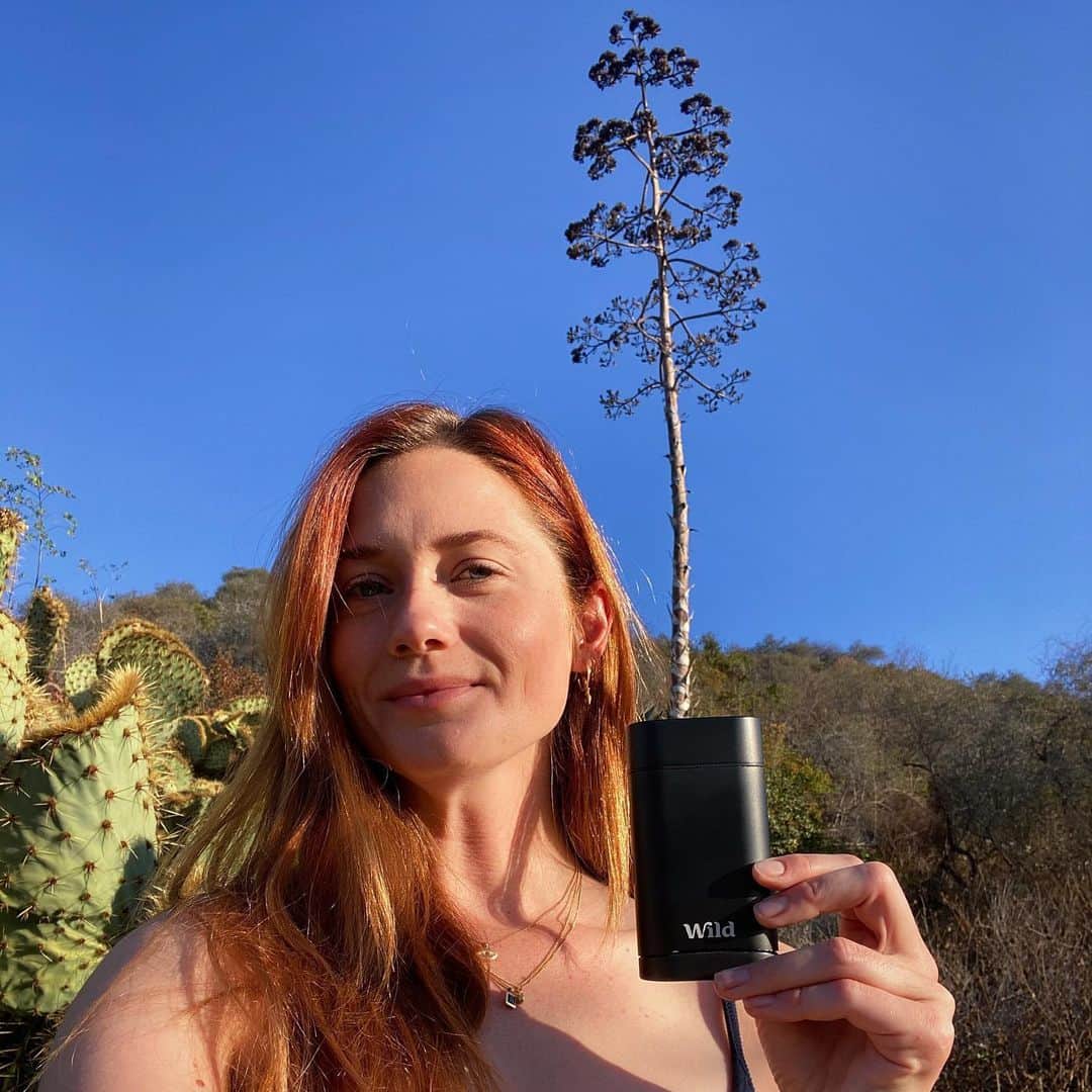 ボニー・ライトのインスタグラム：「a gift for you, a gift for the planet. @wildrefill are going to be planting two trees on top of their carbon offsetting scheme with every purchase of their new black deodorant! an extra gift is 25% off your purchase for the next 48 hours, use BONNIE25 at checkout. i’m a huge fan of this deodorant, mainly because it works 💦 and secondly it helps create less waste. the lavender haze scent is my favourite 😘」