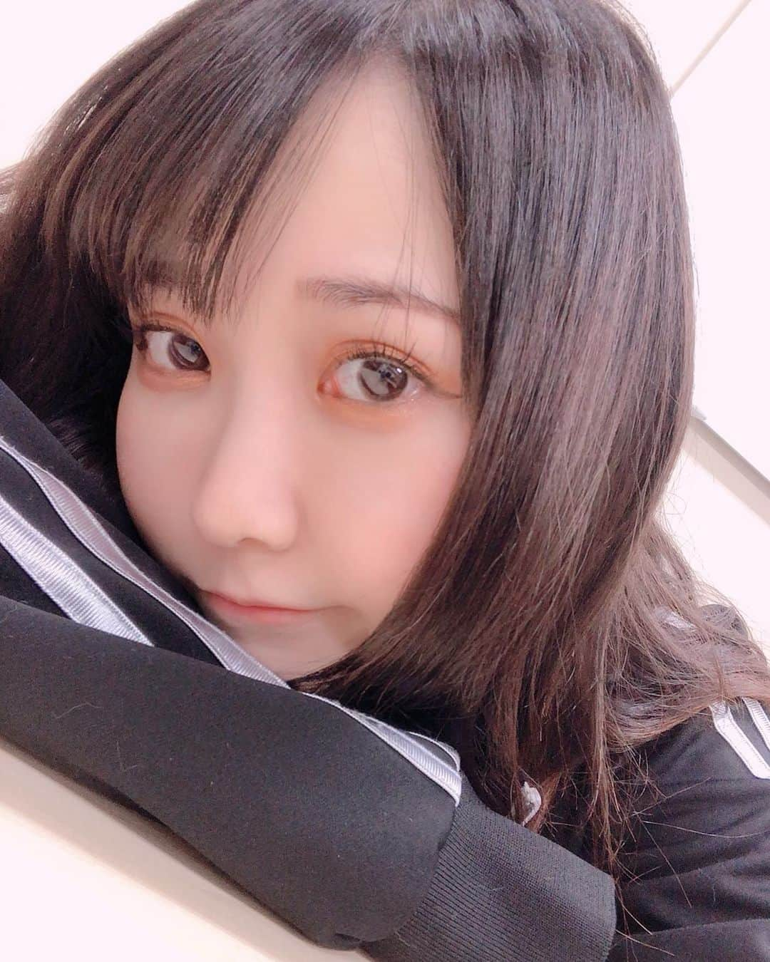 秋田知里さんのインスタグラム写真 - (秋田知里Instagram)「ジャージ着心地いいんじゃあ #ジャージ #堕落生活」11月28日 0時35分 - akitachisato_official