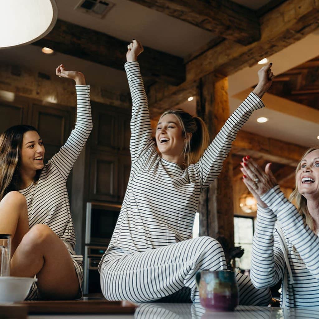 コリー・ロバートソンのインスタグラム：「Today’s the day to stay in your pj’s and shop @carlyjeanlosangeles 30% off EVERYTHING and she will GIVE 10% of the sales for hurricane relieve in South Louisiana (we are literally going to get to re-build a home for a family 🤗 @onekngdm ) Be a part of doing something good AND get beautiful clothes for yourself and for the ones you love for Christmas. You cannot go wrong here, ha! Go to her page for the link to her website or download her app. SALE and GIVE BACK goes through Monday, but I can tell you from personal experience shopping her line, things sell out fast, so you might want to shop here first 😉」