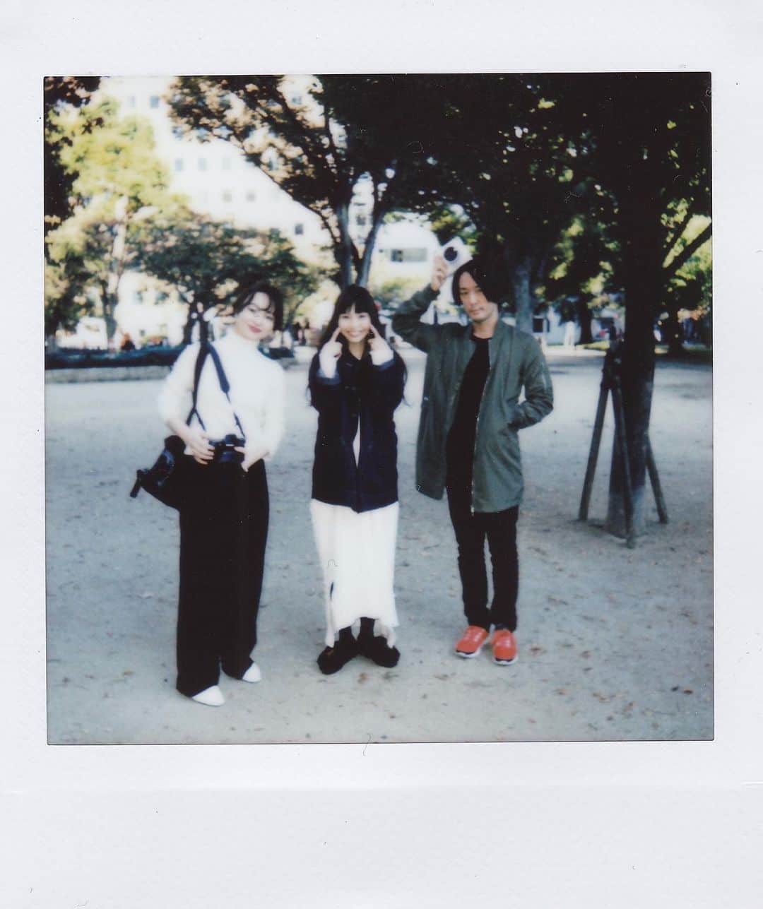 植田真梨恵さんのインスタグラム写真 - (植田真梨恵Instagram)「ただいま東京ミッドタウンではフジフイルムさんのinstaxSQUAREの写真展開催中です。 私も参加させてもらいました。リンクはストーリーにリンクはっておきますね。webでもギャラリーが見れます。オレンジのあたらしいチェキかわいいです。 スタッフさんとカメラマンの山田敦士さんと1枚。 #instaxSQUARE」11月28日 0時36分 - u_e_d_a_m_a_r_i_e