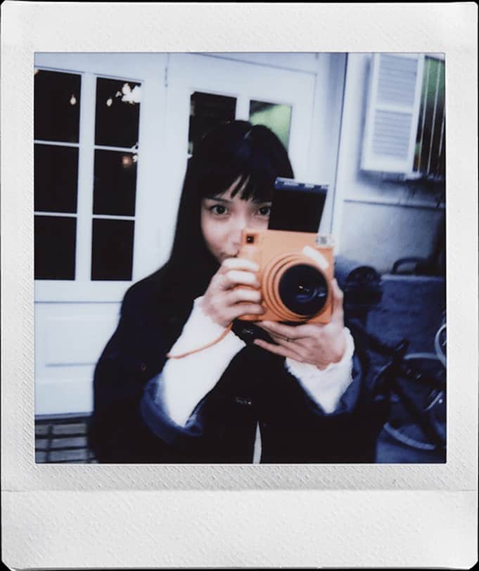 植田真梨恵さんのインスタグラム写真 - (植田真梨恵Instagram)「ただいま東京ミッドタウンではフジフイルムさんのinstaxSQUAREの写真展開催中です。 私も参加させてもらいました。リンクはストーリーにリンクはっておきますね。webでもギャラリーが見れます。オレンジのあたらしいチェキかわいいです。 スタッフさんとカメラマンの山田敦士さんと1枚。 #instaxSQUARE」11月28日 0時36分 - u_e_d_a_m_a_r_i_e