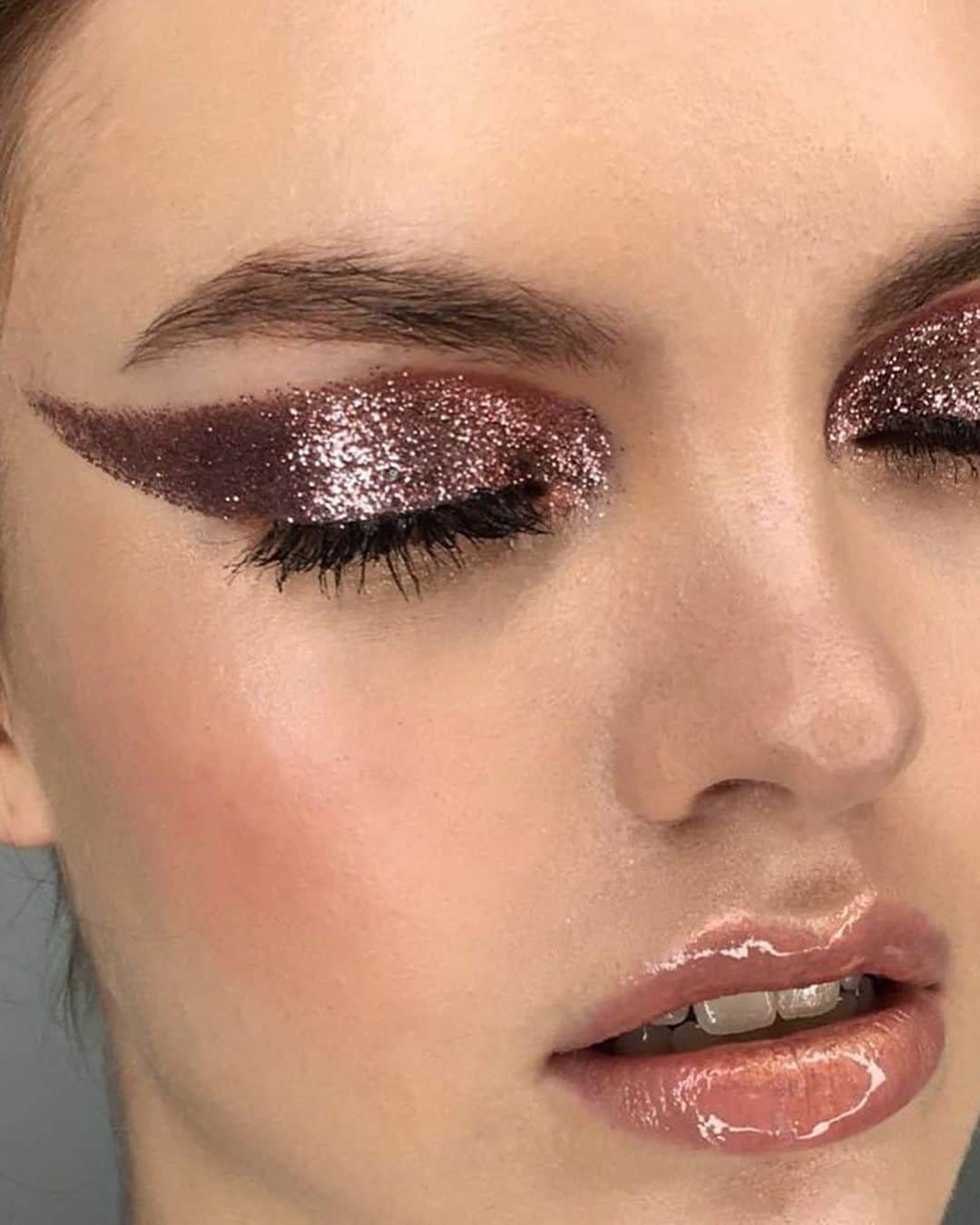 MAKE UP FOR EVER OFFICIALさんのインスタグラム写真 - (MAKE UP FOR EVER OFFICIALInstagram)「There’s never too much GLITTER!   @lapetitevengeance shows you how to make your eyes shine this #Holiday2020!   Products used:  #UltraHDFoundation #ArtistFaceColor B 308 Coral #StarLitGlitter in M710 Copper  _  Model: @jennaheisler  _  #FlashingSparkle #Holiday2020 #makeupforever」11月28日 0時46分 - makeupforever