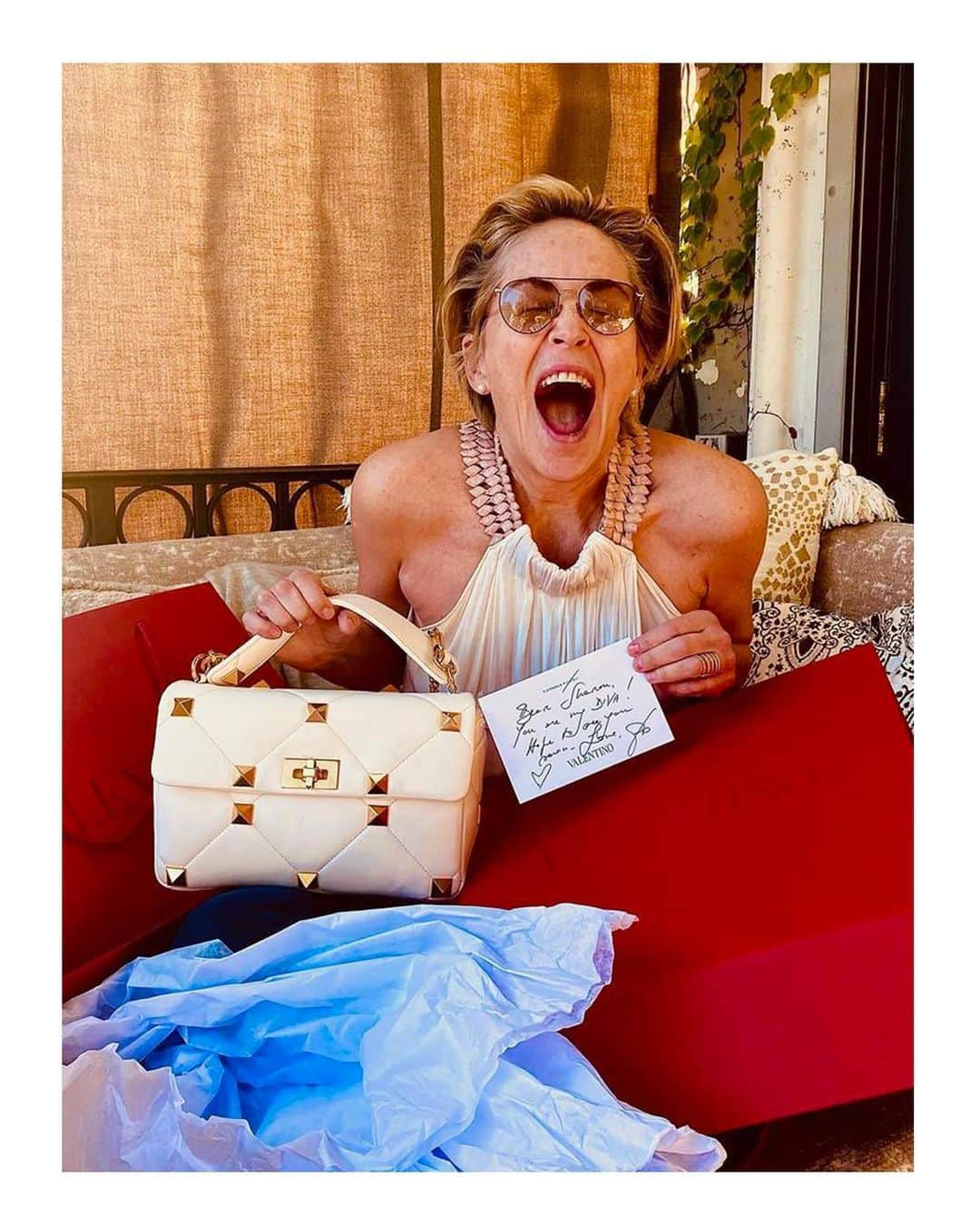 Valentinoさんのインスタグラム写真 - (ValentinoInstagram)「Actress @sharonstone unwraps the new Valentino Garavani #RomanStud bag, gifted to her from Creative Director @pppiccioli.」11月28日 0時46分 - maisonvalentino