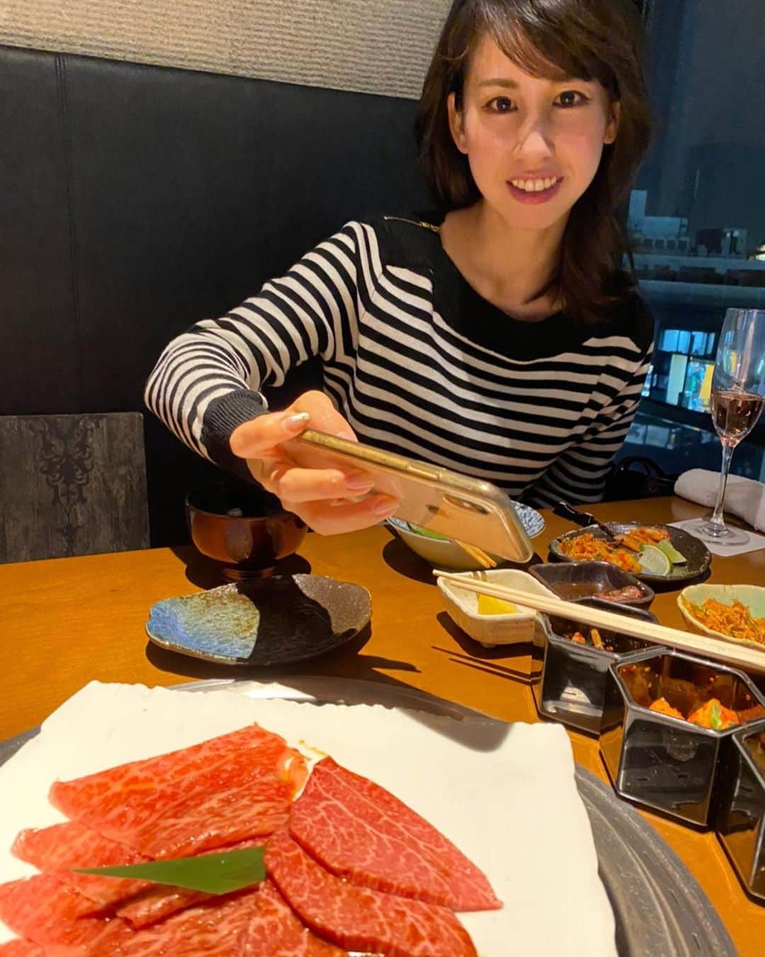 桒原えりかさんのインスタグラム写真 - (桒原えりかInstagram)「お肉を撮る📸時の不意打ちの嬉しそうな顔。笑 . . #tokyofood #tokyofoodie #東京グルメ #グルメ #foodie #贅沢 #恵比寿 #肉 #恵比寿グルメ#焼肉」11月28日 0時47分 - erica._.k89