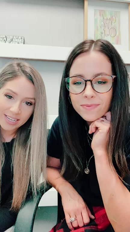 Tracy and Stefanieのインスタグラム：「Happy Black Friday!! Watch for a secret code!! @madisonandmallory」