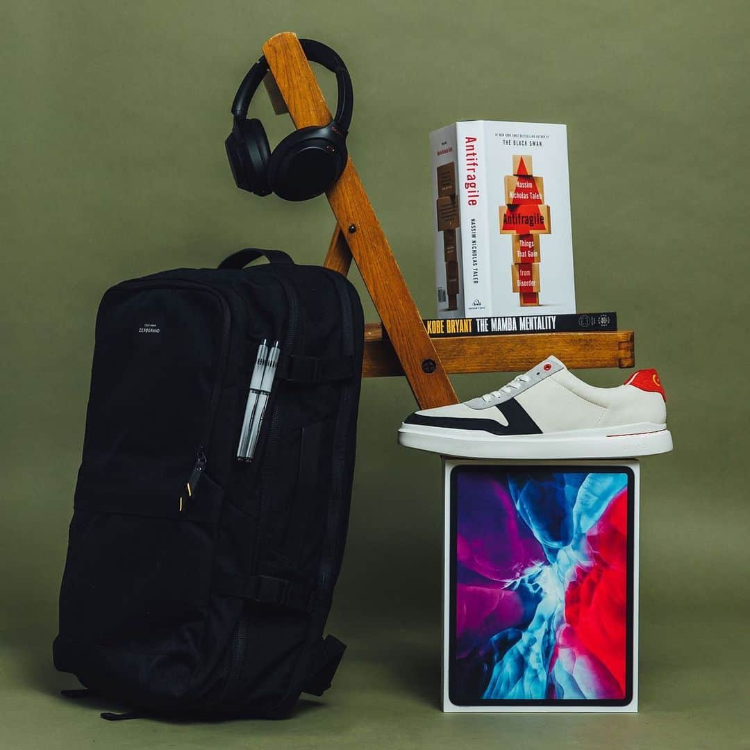 HYPEBEASTさんのインスタグラム写真 - (HYPEBEASTInstagram)「This giveaway has ended. Congrats to our winners, who have been notified via DM.   #GIVEAWAY: To celebrate the Cole Haan x Hasan Minhaj collection and encourage giving back this holiday season, we’ve teamed up with @colehaan to give away an exclusive holiday pack. In the spirit of selfless acts, three lucky winners will receive a pair of shoes from the collaborative collection in addition to a few of @hasanminhaj’s favorite items for staying in touch with loved ones from afar. To enter to win, tell us how you plan on giving back this season by completing the below. Winners from the U.S. will be chosen on Giving Tuesday, December 1 and be notified via DM. This giveaway is subject to the official terms and conditions. Head to the link in bio to read before entering.⁣ ⁣ 1. Like this post⁣ 2. Follow @hypebeast and @colehaan⁣ 3. Tag two friends and comment how you plan on giving back this holiday season along with your U.S. shoe size」11月28日 0時59分 - hypebeast