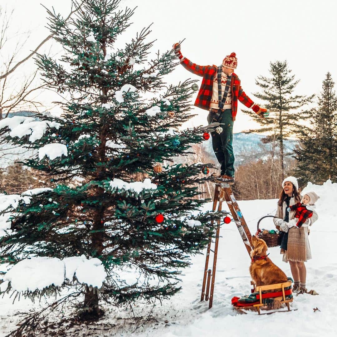 FOLKのインスタグラム：「THE CHRISTMAS ISSUE! We are just a few days from the Christmas issue of @folkmagazine. If you haven’t ordered it yet I would recommend doing it ASAP. It will sell out within the next week. Go to www.folkgeneral.com」