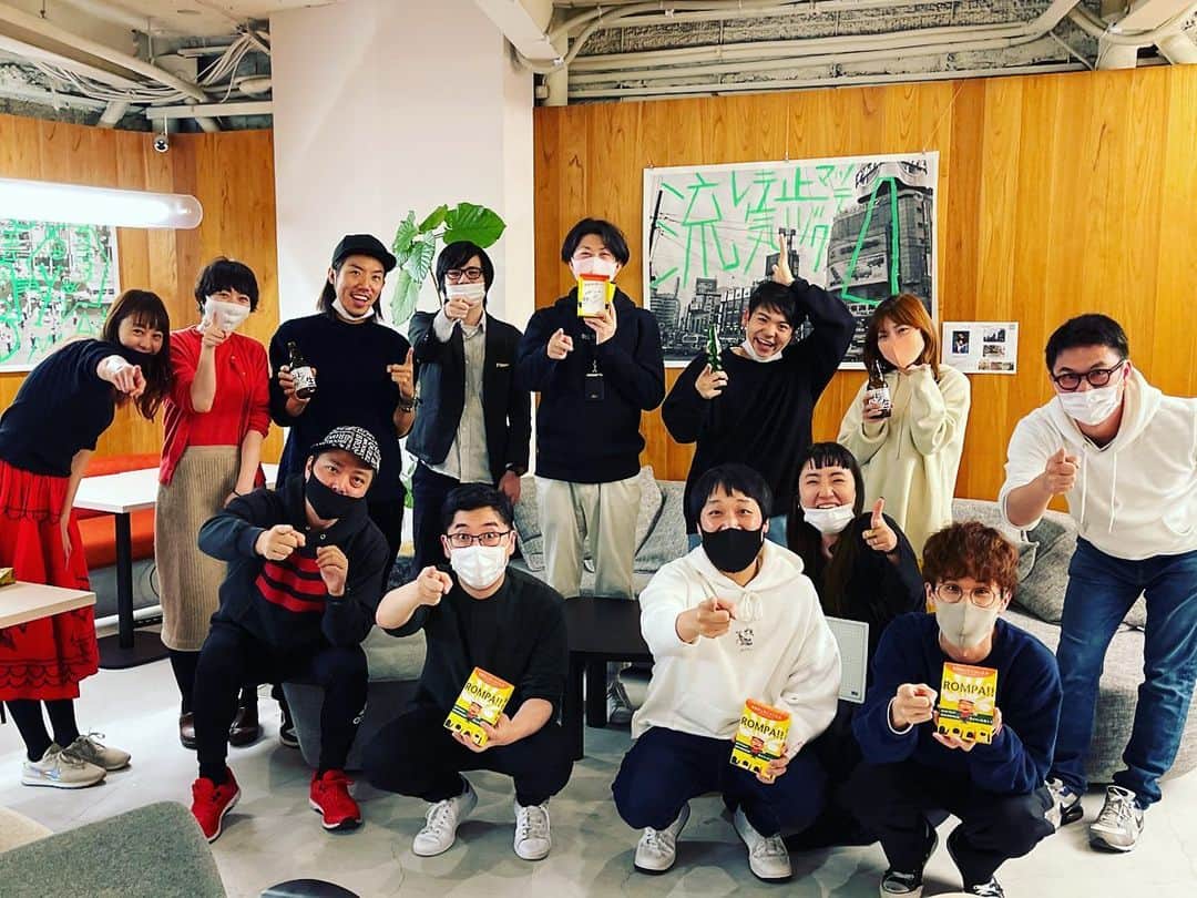 田畑祐一のインスタグラム：「ROMPAで遊びました😂 みんな楽しく遊んでるくれて感謝です！新宿の東急ハンズで先行販売してます！今安いですよ🔥🔥🔥 是非✨✨✨  #ROMPA #ボードゲーム #laughout」