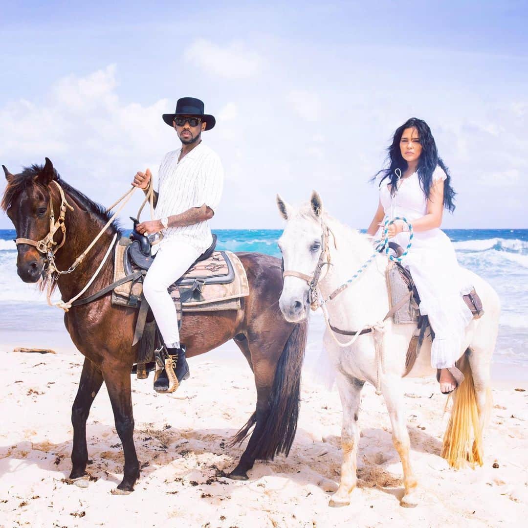 ファボラスさんのインスタグラム写真 - (ファボラスInstagram)「Practicing our ride off into the sunset 🐎🎠 @emilyb_   #DjangoAndBroomhilda  #Aruba #BdayTrip2020」11月28日 6時31分 - myfabolouslife