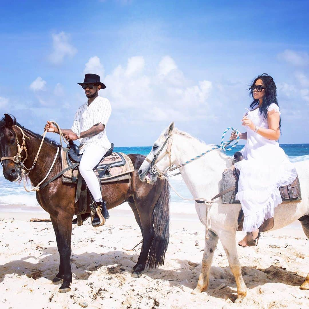 ファボラスさんのインスタグラム写真 - (ファボラスInstagram)「Practicing our ride off into the sunset 🐎🎠 @emilyb_   #DjangoAndBroomhilda  #Aruba #BdayTrip2020」11月28日 6時31分 - myfabolouslife