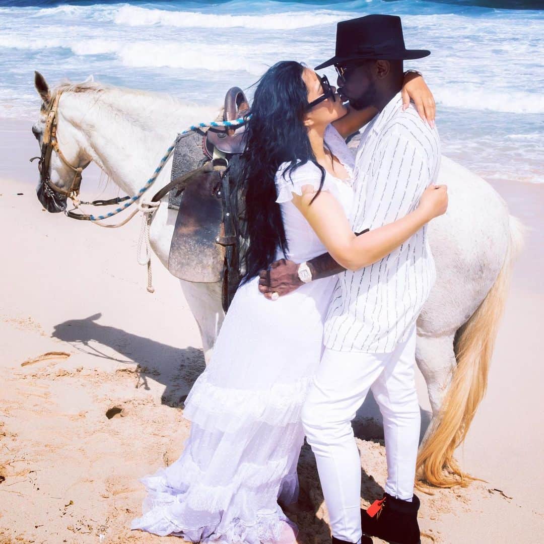 ファボラスさんのインスタグラム写真 - (ファボラスInstagram)「Practicing our ride off into the sunset 🐎🎠 @emilyb_   #DjangoAndBroomhilda  #Aruba #BdayTrip2020」11月28日 6時31分 - myfabolouslife
