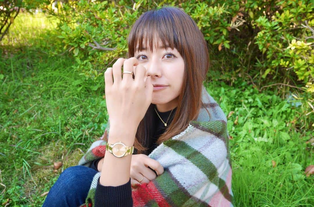 牧村麻美のインスタグラム：「あっという間に週末！ 毎週金曜日になると、え！嘘！もう週末？！また上履き洗うん？ってびっくりする。（ついでに室内歩くだけで何故ここまで汚れるんってびっくりする。） んでもって、もう今年も残り1か月くらいって事に、びっくりしてる。 毎日毎日が一瞬で通り過ぎちゃうんだから。 今週もたーくさん子供達と走り回るぞー＼(^o^)／  #ゴールドアクセ可愛い #秋冬ってゴールド付けたくなるだよ #時計とリングはダニエルの新作 #上品なゴールドだからギラつかずに合わせやすいよ  ★☆★☆★☆★☆★☆★☆★☆★☆★☆ 今月30日までBlack Friday SALEを開催！ 最大50%OFFのアイテムや、25,000円以上で25%OFFになるキャンペーンが♡ クーポンコード【asapodapo】の併用で最大57%OFFになるよー！ ★☆★☆★☆★☆★☆★☆★☆★☆★☆」