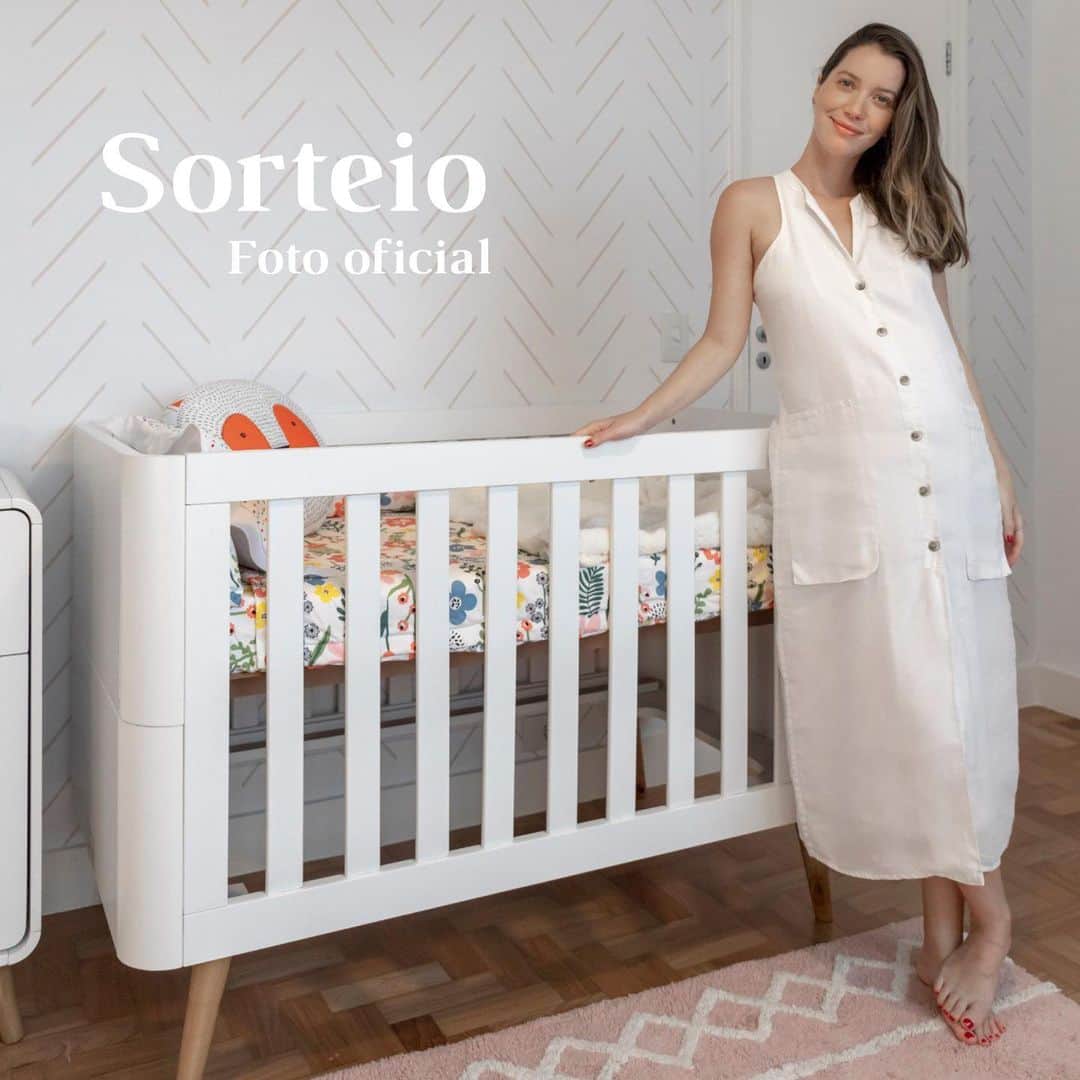 ナタリア・ディルのインスタグラム：「📣Sorteio📣 de Black Friday em parceria com a @abracadabraoficial!  Se você está montando o quartinho do seu pequeno assim como eu, esse presente é pra você: Berço 3 em 1 Mali!  Esse foi o que eu escolhi pra Eva! Ele é mini berço, berço e mini cama para acompanhar o crescimento do bebê com muita segurança e conforto.  Para concorrer ao sorteio é fácil, veja as regras: ⠀ ✔ Seguir o meu perfil ✔ Seguir o perfil @abracadabraoficial ✔ Curtir essa foto ✔ Marcar três amigos por comentário (lembrando que não valem perfis fakes, de famosos e empresas) ⠀ Ah! Pode comentar quantas vezes quiser! Quanto mais pessoas marcar, maiores são as chances de ganhar! O sorteio será realizado no dia 11/12, nos stories da Abra Cadabra. Fique de olho e boa sorte! 🍀 ⠀ ⚠ Atenção⚠ Sorteio válido para todo Brasil com frete por conta do vencedor. Ah! Não esqueça de deixar o seu perfil aberto no dia do sorteio para que possam conferir se todos os requisitos foram cumpridos. #Publi」