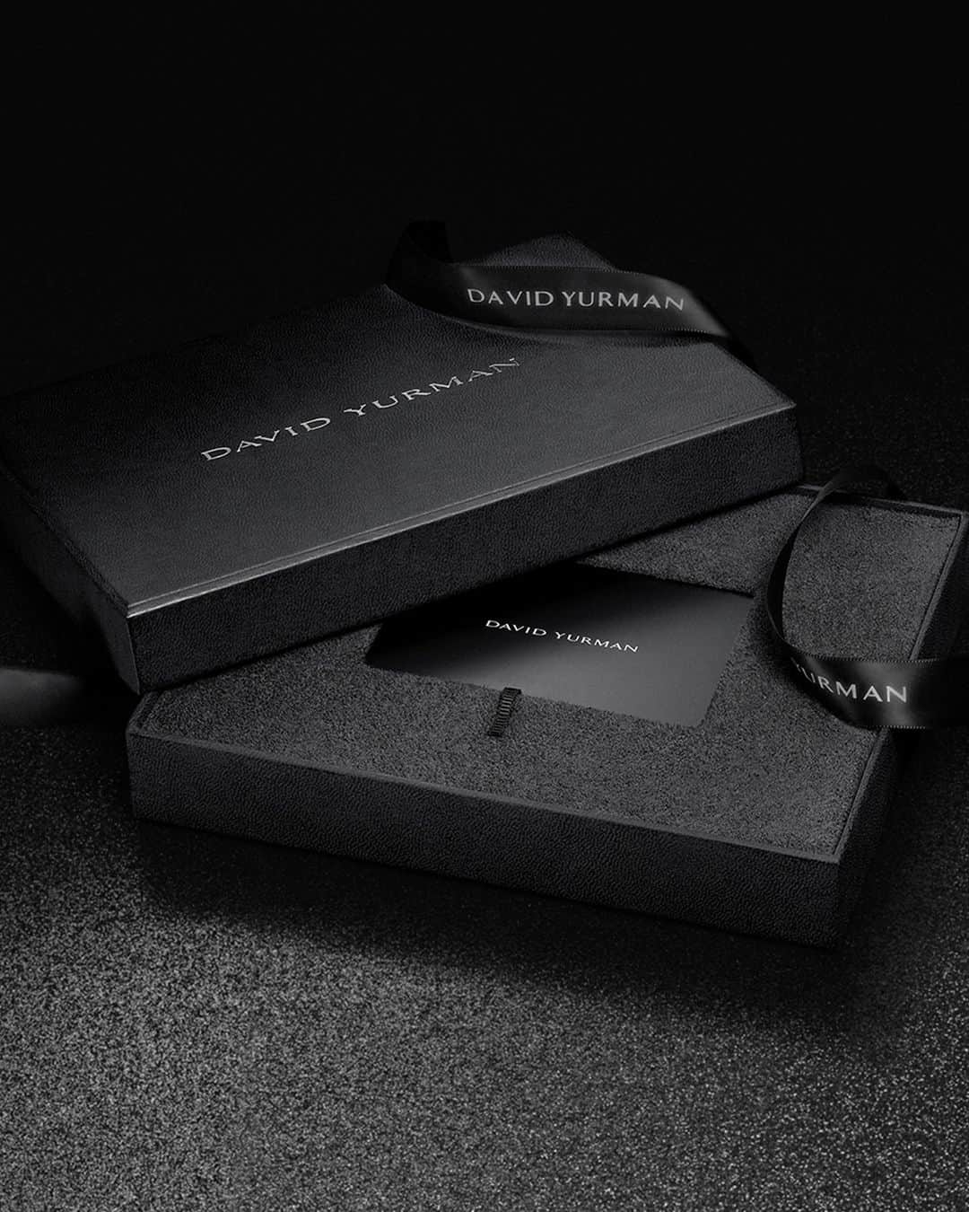 デビッドヤーマンのインスタグラム：「🎁 A present for them and one for you. Give them a #DavidYurman gift card this holiday and get a complimentary corded bracelet with any purchase of $750 or more.」