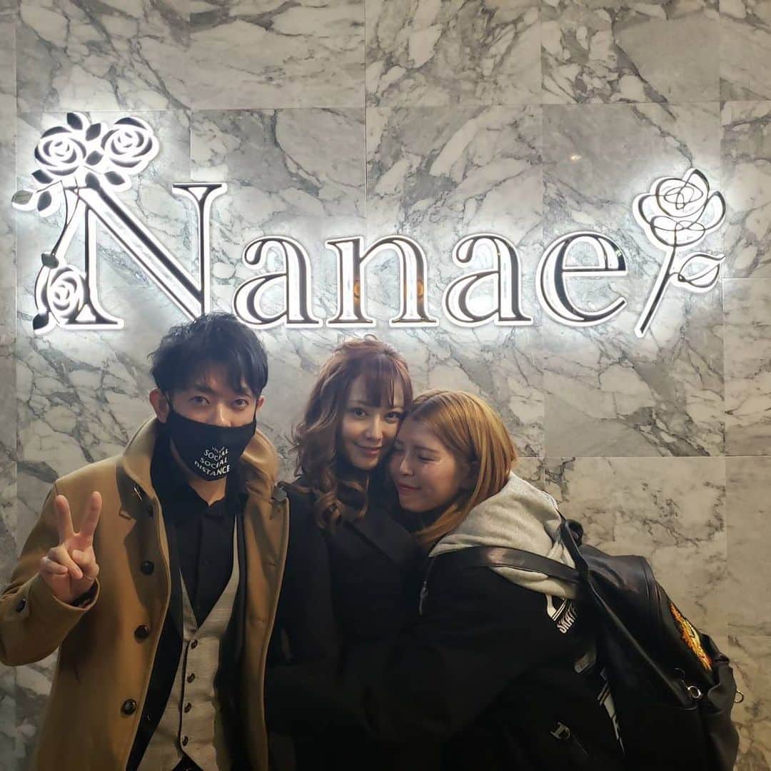 坂口杏里のインスタグラム：「BARカシェット @super_muchiko と、 かわいい銀座Nanae さんの美女が先に来てくれます🥰🥰 楽しいよる❤️❤️ パーティーの始まりだー😍  09054307175  ↑何かあればこちらまで！ Bar Cachette (カシェット) 東京都新宿区歌舞伎町2-11-7 メトロビル4階 営業時間 1:15くらいからオープンです！  お待ちしてますん💕 男性１時間3000円 女性１時間1500円 （飲み放題）  ライン交換写メ撮ろ♡  10代からの仲は上辺じゃないって改めて感じた。  ※うちのオーナー兼マネージャー兼ボディーガード」