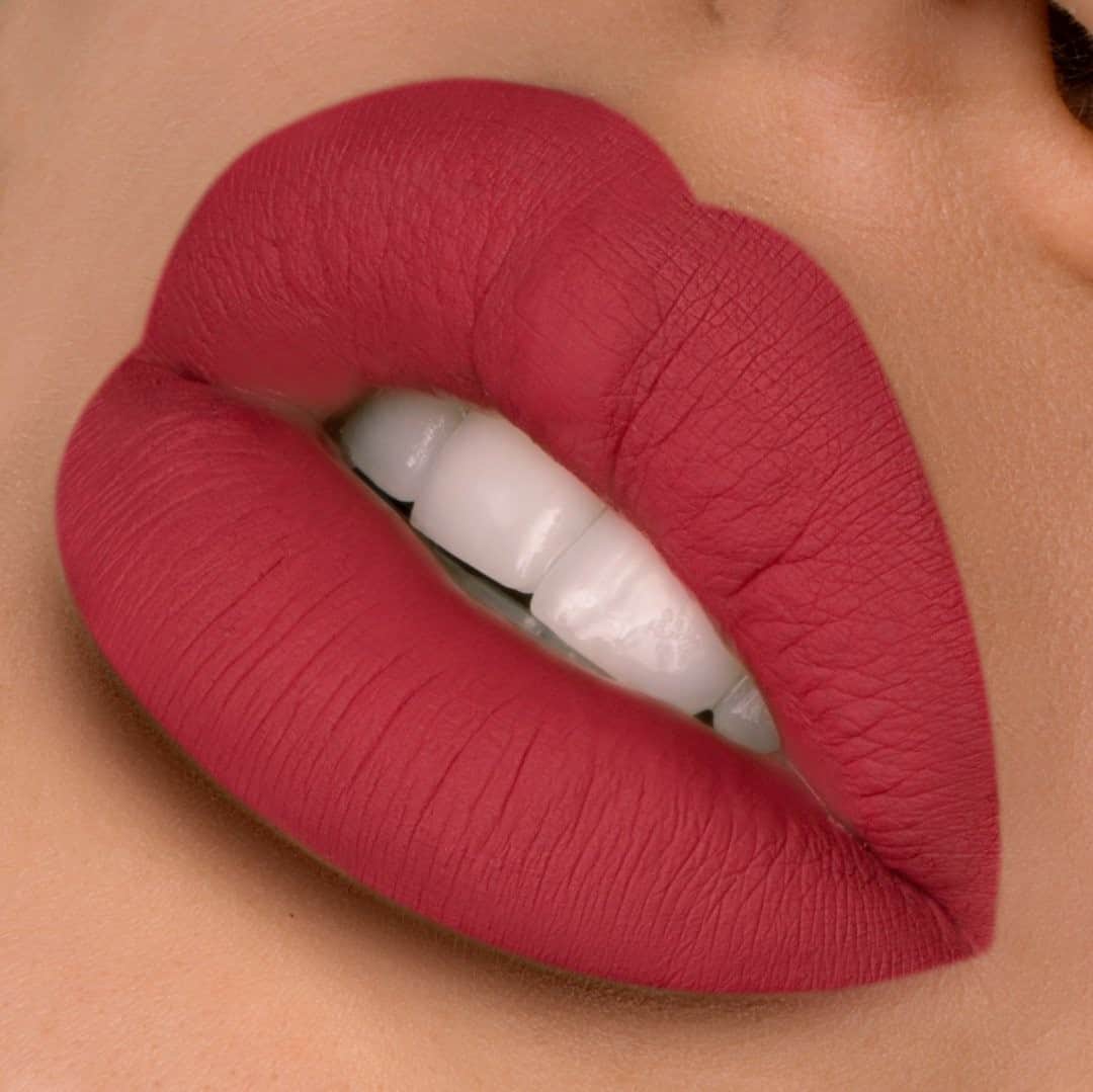 Too Facedのインスタグラム：「Flavor of the week 💋 Make a lasting impact with our long-wearing Melted Matte Lipstick! Shade shown: Stay The Night. @soolmuaz #toofacedambassador #getmelted #toofaced」