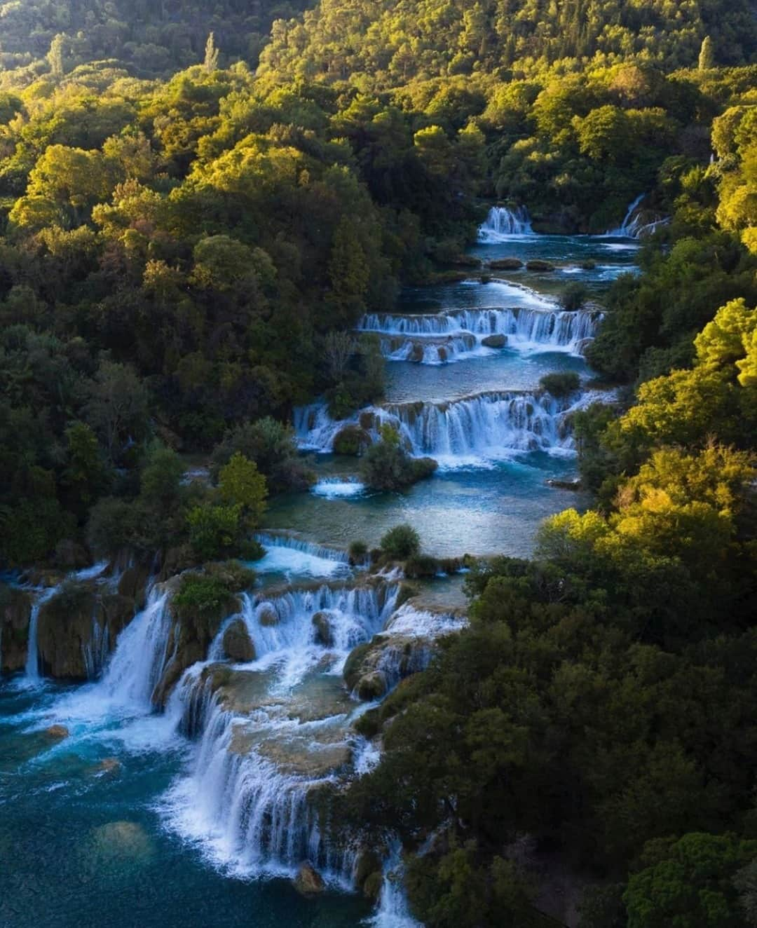 Earth Picsさんのインスタグラム写真 - (Earth PicsInstagram)「The beautiful Krka Waterfalls in Croatia 🇭🇷 Have you ever been? Photo by @expeditionearth.live」11月28日 1時01分 - earthpix