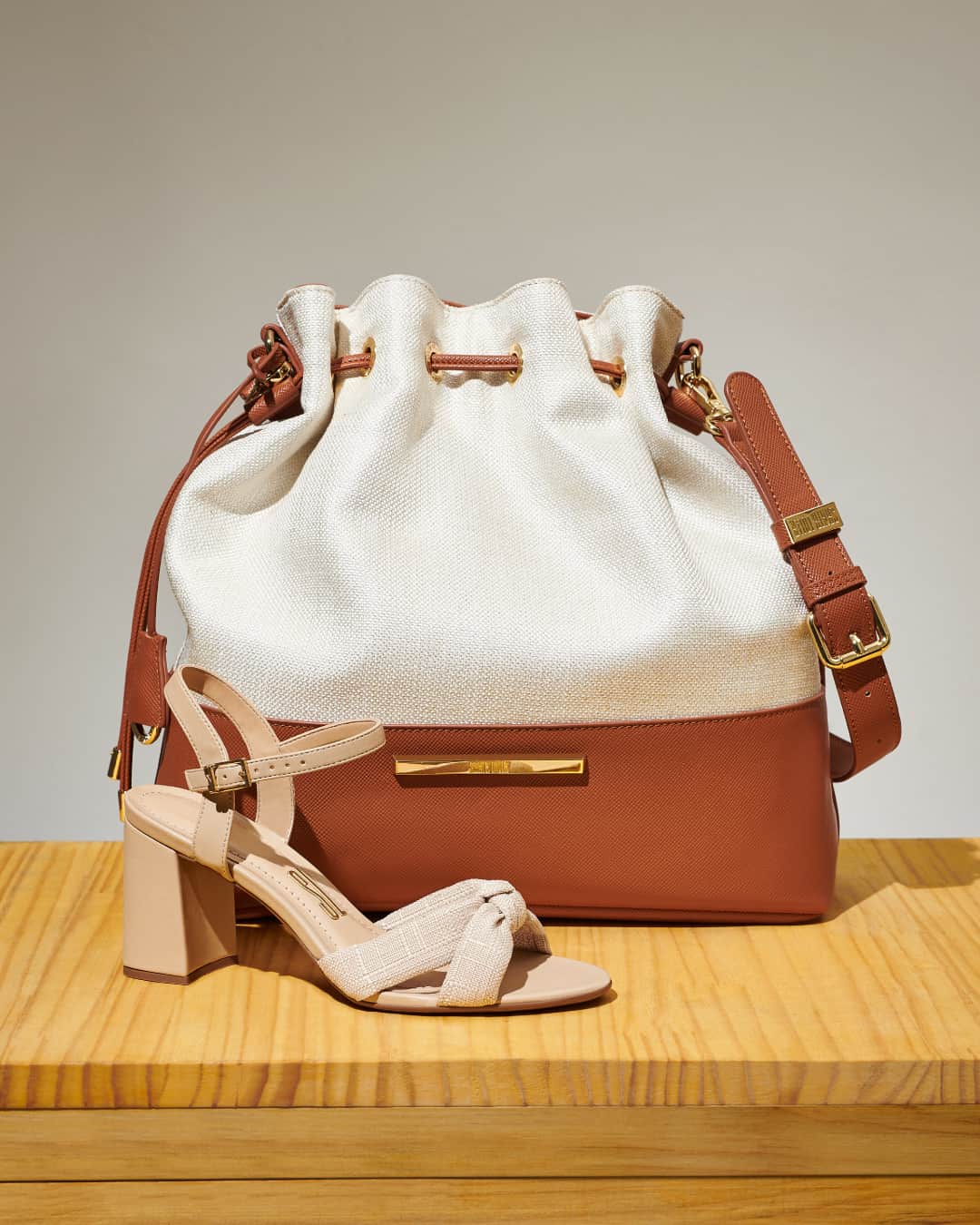 Santa Lollaのインスタグラム：「O linho é um material que é a cara do verão! Ele está presente em modelos atemporais, como a sandália de salto bloco e a bucket bag. Fala se não é o combo perfeito para a temporada? [ Bolsa R$339,90 • Sandália R$149,90 ] #santalollaverao21 #newnatural #linen #SLhandbags」