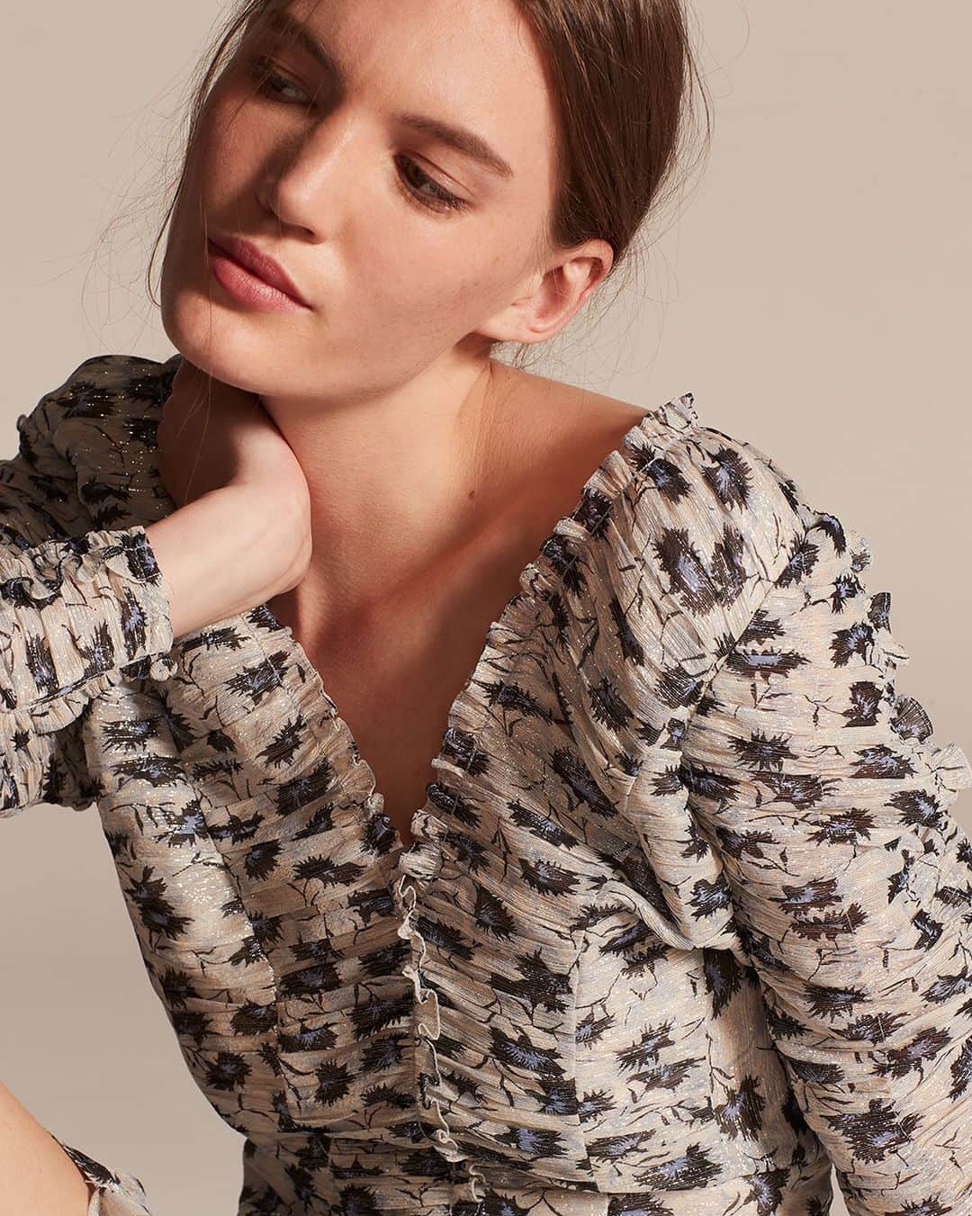 レベッカテイラーのインスタグラム：「Feeling V floral.」