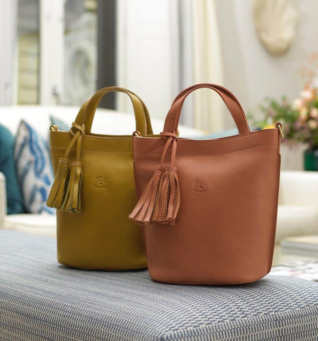 イルビゾンテのインスタグラム：「Pink pepper and curry interpret Il Bisonte's undeniable vocation for sustainability with natural spicy and intense notes. Discover the FW20 collection and you'll appreciate how our extraordinary tanners and artisans skillfully  combine environmental responsibility with elegance. #ilbisonte #leatherbags #sustainability#madeinitaly」