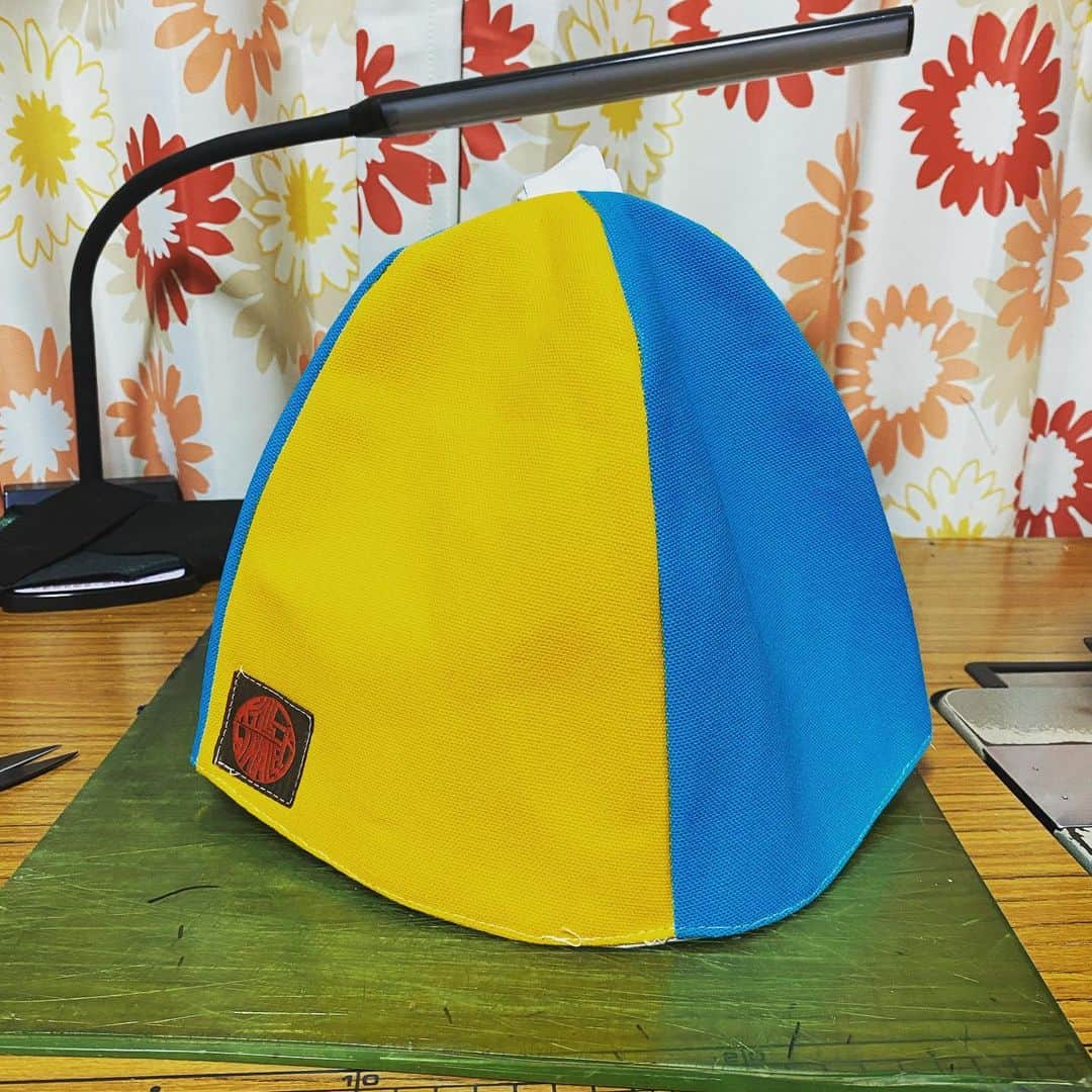 宇藤純久さんのインスタグラム写真 - (宇藤純久Instagram)「帆布でサウナハットを作りました。  黄色に濃い青で活発な感じ。  最近のキャラクターだとミニオンとかの配色？  晴れ晴れした色合いが好きな人におすすめ。  #サウナ #熱波 #ロウリュ #löyly  #aufguss #サウナハット #キラーホエール」11月28日 1時08分 - orcauto_rtd