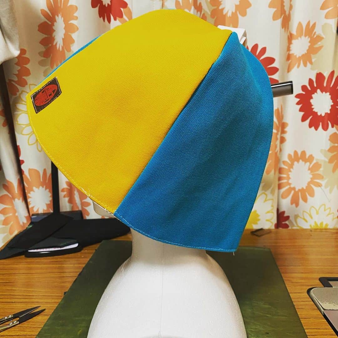 宇藤純久さんのインスタグラム写真 - (宇藤純久Instagram)「帆布でサウナハットを作りました。  黄色に濃い青で活発な感じ。  最近のキャラクターだとミニオンとかの配色？  晴れ晴れした色合いが好きな人におすすめ。  #サウナ #熱波 #ロウリュ #löyly  #aufguss #サウナハット #キラーホエール」11月28日 1時08分 - orcauto_rtd