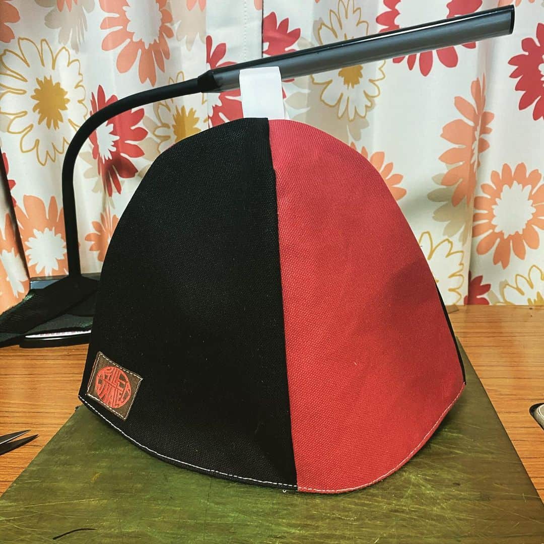 宇藤純久さんのインスタグラム写真 - (宇藤純久Instagram)「帆布でサウナハットを作りました。  黒に暗めの赤、モビルスーツでいうとリック・ディアス的な配色。  無骨なモビルスーツが好きな人におすすめ。  #サウナ #熱波 #ロウリュ #löyly  #aufguss #サウナハット #キラーホエール #リックディアス」11月28日 1時09分 - orcauto_rtd