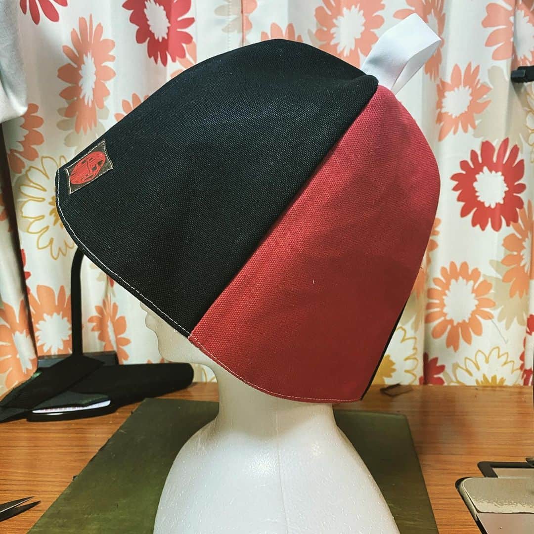 宇藤純久のインスタグラム：「帆布でサウナハットを作りました。  黒に暗めの赤、モビルスーツでいうとリック・ディアス的な配色。  無骨なモビルスーツが好きな人におすすめ。  #サウナ #熱波 #ロウリュ #löyly  #aufguss #サウナハット #キラーホエール #リックディアス」