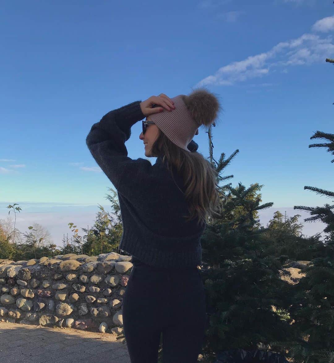 太田エイミーのインスタグラム：「Beautiful crisp Swiss winter morning on top of Uetliberg. Seems like I found my favorite spot in Zurich to catch the morning sun. Thank you also for the keratin treatment @takeuchi2083 and the baby highlights ☀️」
