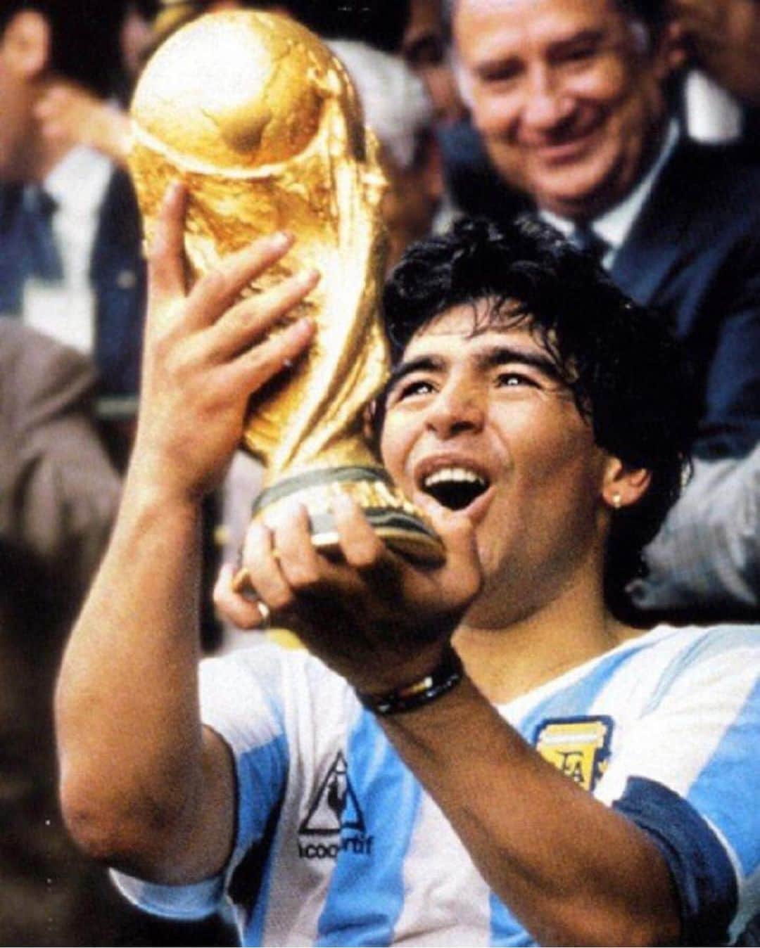 ロバート・アーンショウさんのインスタグラム写真 - (ロバート・アーンショウInstagram)「This was a heavy one... I had to take a minute to sit Diego Maradona was my hero. My inspiration to go play football. Studied every detail of every goal & action as a kid... loved his personality, charisma, his genius in the field. I wanted to wear the number 10 shirt because Diego inspired me. He was magical He is Eternal Rest in peace Diego Armando Maradona  #maradona  #football #futbol #soccer」11月28日 1時15分 - robertearnshaw