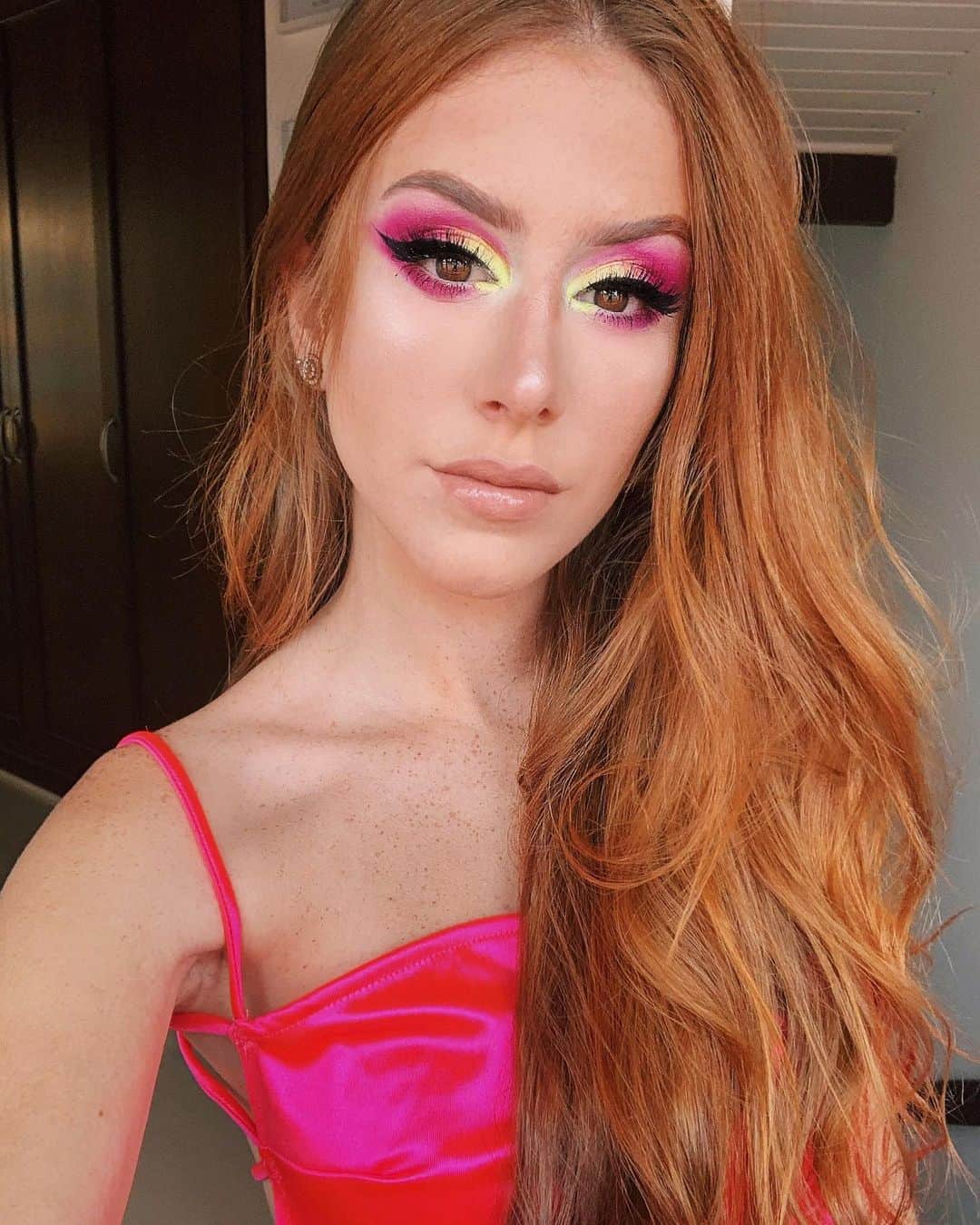 マリ・マリアのインスタグラム：「Amores, tenho uma novidade super legal pra contar pra vocês. A @livelo, o programa de recompensas mais completo do Brasil, fez uma seleção de produtos incríveis para essa Black Friday, com descontos mega especiais. Acessando livelo.com.br/mari ou baixando o app Livelo vocês podem conferir todos os produtos. São muitas de opções! E mais: as 100 primeiras pessoas que resgatarem um produto dessa coleção vão ganhar acesso à minha live exclusiva, em que eu vou dar várias dicas de make e cuidados com a pele. Curtiu?  Então #Livelaí na #PinkMyFriday #publi」