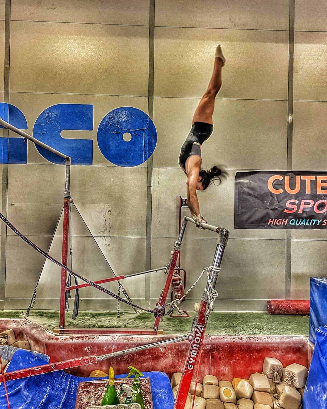 バネッサ・フェラーリのインスタグラム：「Sono sempre i sogni a dare forma al mondo✨🎨🖌️🌍  Sognatrice olio su tela 😘  #vanessaferrari #gymnastics #ginnasticaartistica #italiateam #gym #sport #parallele #unevenbars #workout」