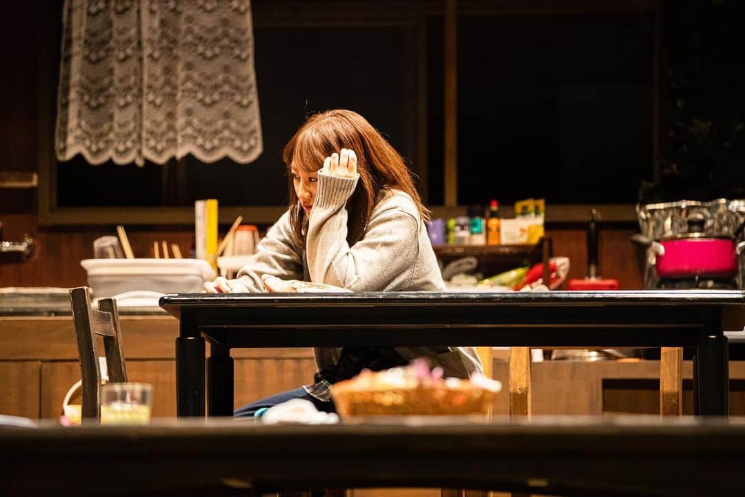 樹麗のインスタグラム：「#時間制作#舞台迷子 ここで生きることができるのも あと2日。  毎日、毎日。 舞台上にある全てのもの 音、光、声、 そしてお客様に  命を吹き込まれています。  本当に本当に 有難うございます。  谷さんの本に。この子に。 真っ直ぐに向き合う。  ぜひ。許されるのなら 劇場に足を運んで欲しいです。  明日は配信もあります！ 届けえええ🦋」