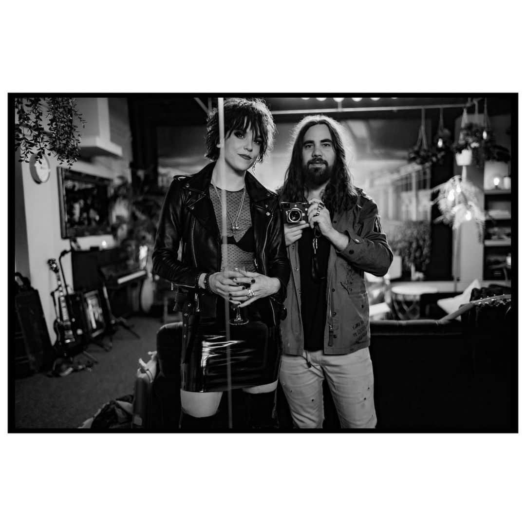 ジー・ヘイルさんのインスタグラム写真 - (ジー・ヘイルInstagram)「I had a lovely thanksgiving yesterday cooking a small meal for two. Drinking and being merry, FaceTimeing with family etc. I’m so thankful to be a rock musician, to be in a band with my best friends and I’m thankful for all of my freak family this year! Here’s a photo from last years Thanksgiving (stolen from @thejoestorm ) where we spent the holiday in London at the legendary Ally Pally! The caterers ended up making us plates of traditional thanksgiving dinner that night...and the crowd was magical. Miss you all!」11月28日 1時41分 - officiallzzyhale
